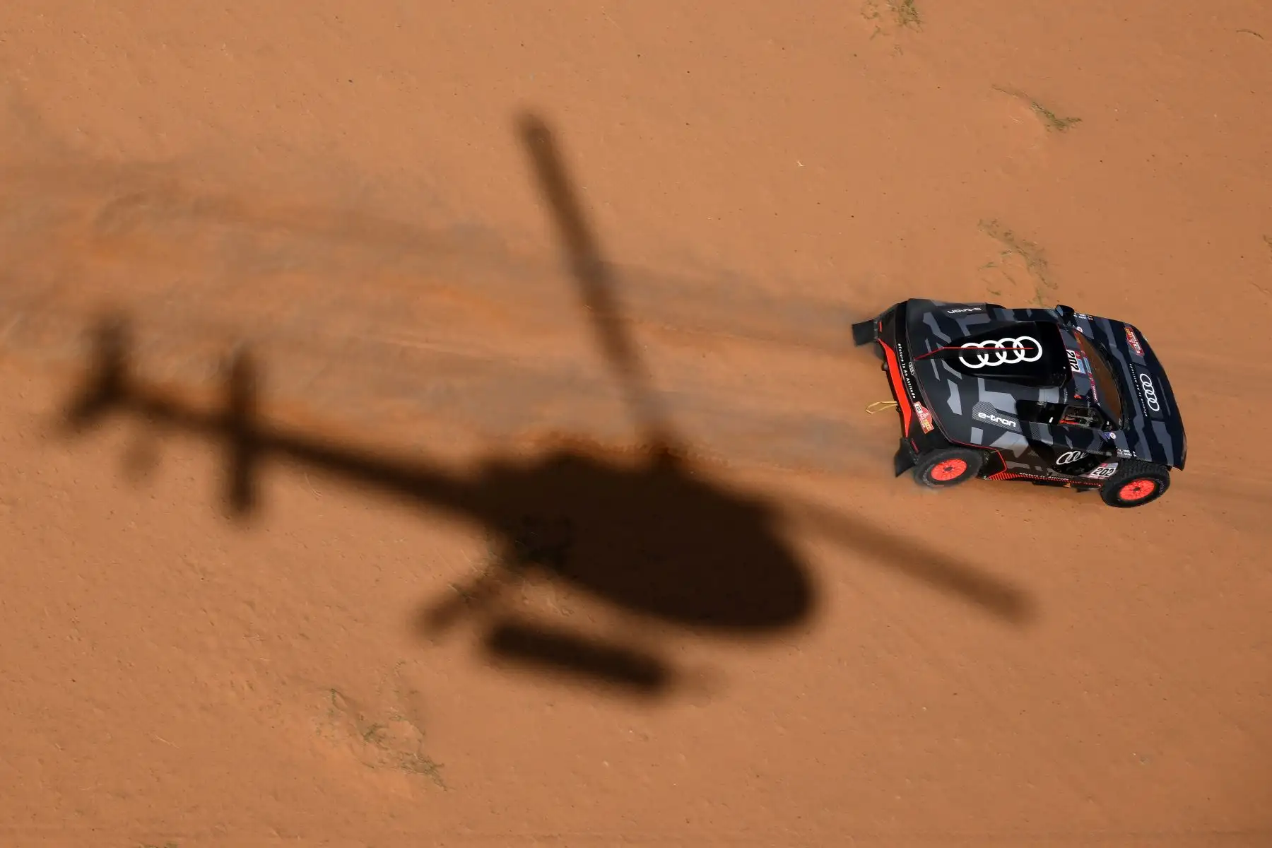 El piloto español Carlos Sainz de Audi y su copiloto Lucas Cruz de España compiten durante la séptima etapa del Rally Dakar 2022 entre la capital saudí, Riad, y la ciudad de al-Dawadimi.
Foto: AFP