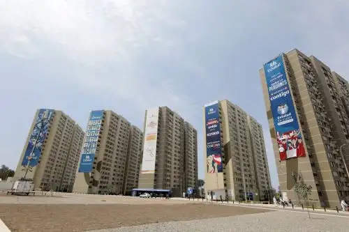 4.	Si el paciente tiene condiciones adecuadas para su aislamiento se queda en casa, pero si vive con personas de riesgo o no cuenta con los recursos, puede ir a la Villa Panamericana. ANDINA/Difusión