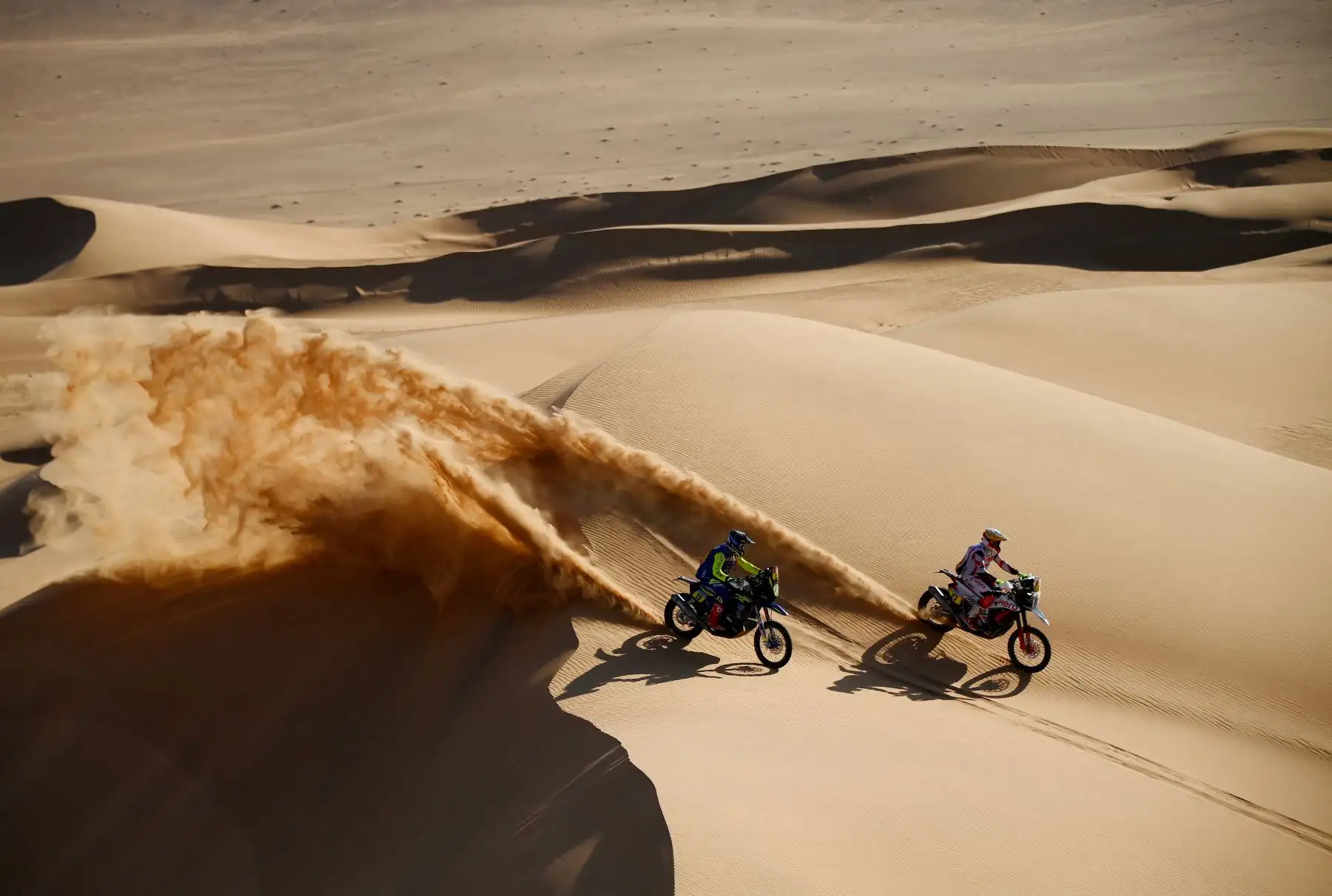 El motociclista polaco Konrad Dabrowski (izq.) Y el motociclista español Sherco Lorenzo Santolino compiten durante la etapa 8 del Rally Dakar 2022 entre al-Dawadimi y Wadi Ad-Dawasir en Arabia Saudita. 
Foto: AFP