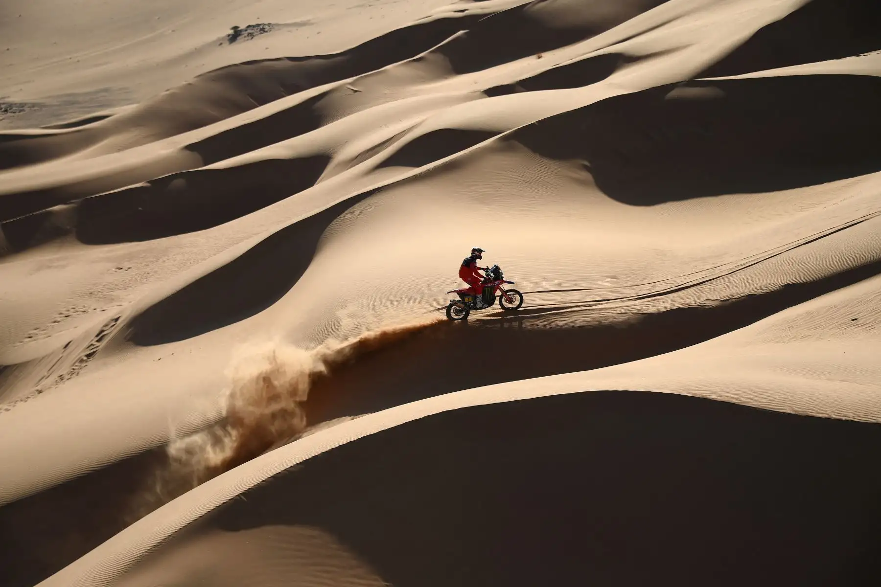 El motociclista estadounidense Ricky Brabec impulsa su Honda durante la etapa 8 del Rally Dakar 2022 entre al-Dawadimi y Wadi Ad-Dawasir en Arabia Saudita. Foto: AFP