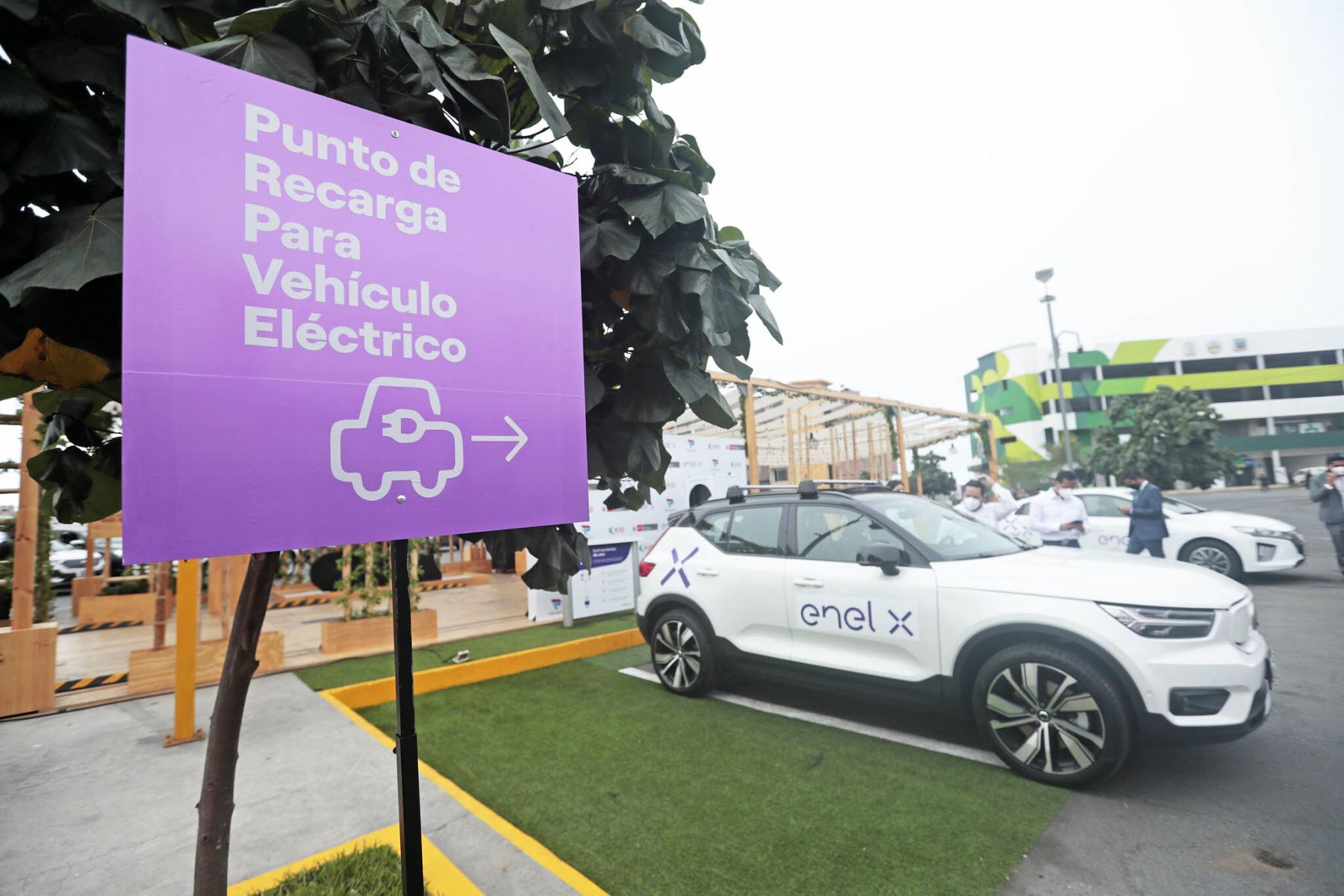 El presidente Pedro Castillo, junto con el titular del Minam, participa en el lanzamiento de la primera estación de carga eléctrica rápida para vehículos eléctricos, en Lurín. Foto: ANDINA/Prensa Presidencia