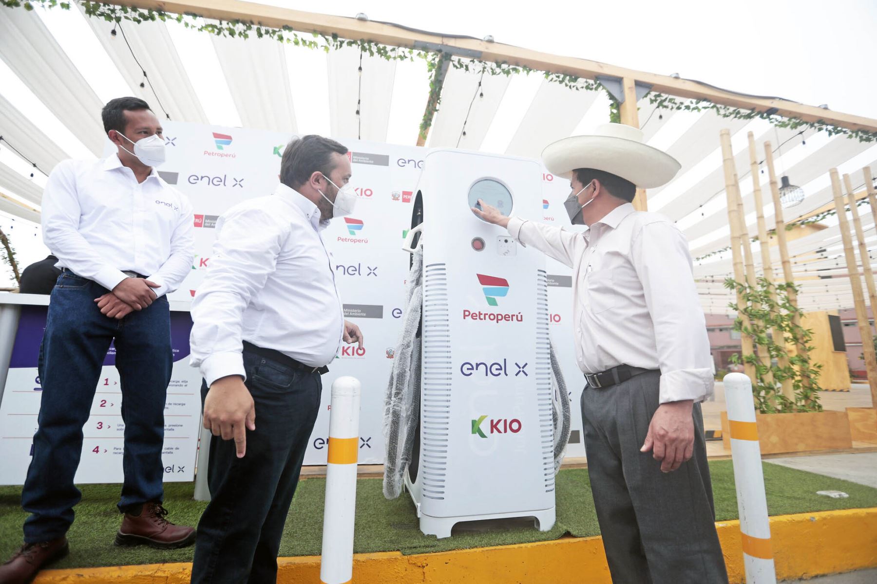 El presidente Pedro Castillo, junto con el titular del Minam, participa en el lanzamiento de la primera estación de carga eléctrica rápida para vehículos eléctricos, en Lurín. Foto: ANDINA/Prensa Presidencia