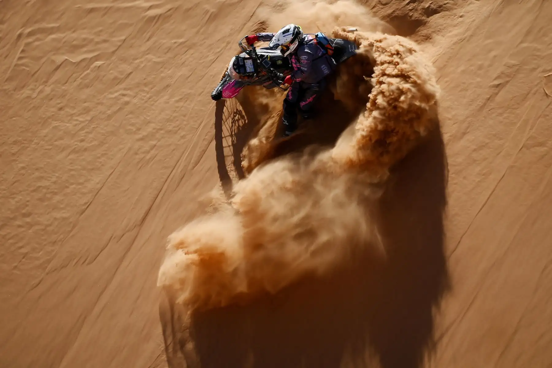 El motociclista de KTM Thomas Preuus compite durante la etapa 8 del Rally Dakar 2022 entre al-Dawadimi y Wadi Ad-Dawasir en Arabia Saudita. Foto: AFP