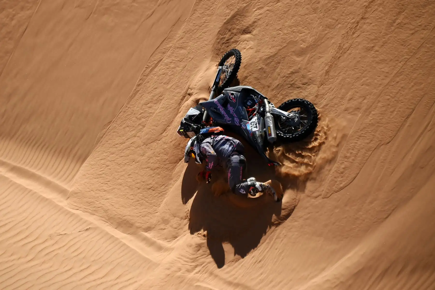 El motociclista de KTM Thomas Preuus cae durante la etapa 8 del Rally Dakar 2022 entre al-Dawadimi y Wadi Ad-Dawasir en Arabia Saudita.
Foto: AFP