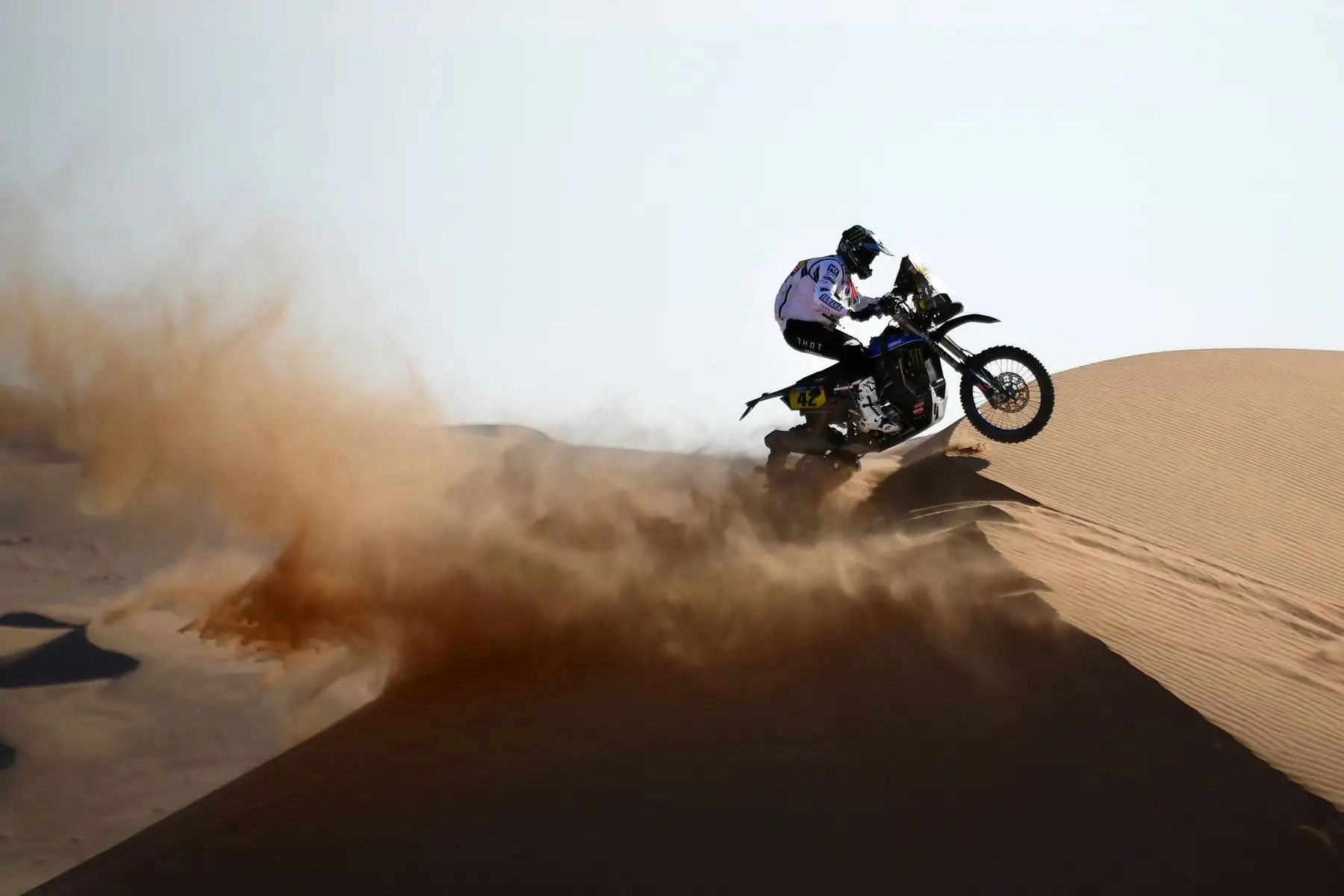 El motociclista francés Adrien Van Beveren impulsa su Yamaha durante la etapa 8 del Rally Dakar 2022 entre al-Dawadimi y Wadi Ad-Dawasir en Arabia Saudita. 
Foto: AFP