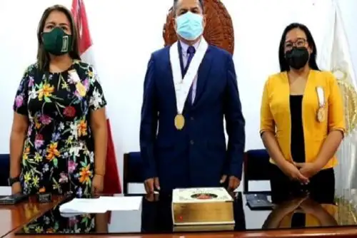 Las abogadas Brigitte Del Carmen Remigio López y Elizabeth Del Águila Fasabi, quienes juraron en el cargo de fiscales adjuntas provinciales, designadas a los despachos especializados en Delitos de Corrupción de Funcionarios de San Martín y Mariscal Cáceres, respectivamente.