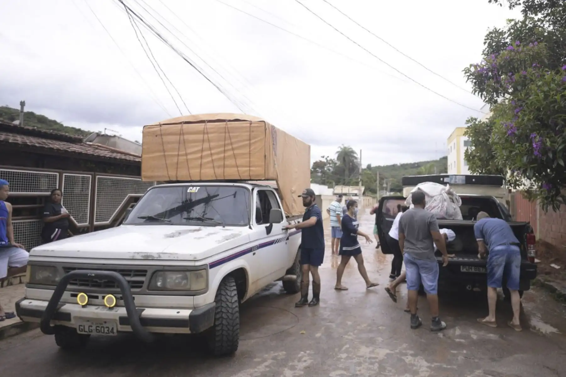 Personas retiran sus pertenencias de sus hogares en el inundado municipio brasileño de Juatuba, ubicado en el estado de Minas Gerais, el 10 de enero de 2022, luego de que cayeran lluvias extremadamente fuertes en los últimos días en la parte sureste del país. Foto: AFP