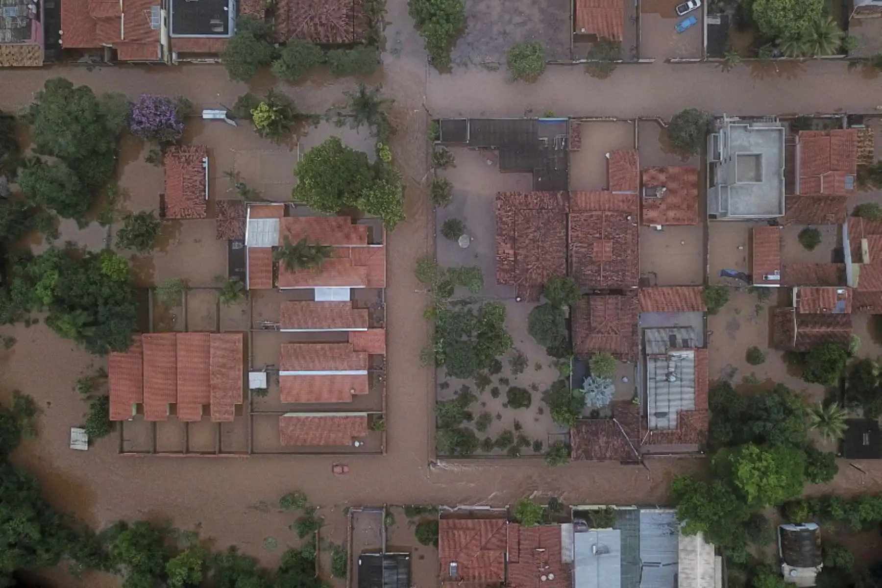 Vista aérea que muestra una inundación el 10 de enero de 2022 en el municipio brasileño de Juatuba, ubicado en el estado de Minas Gerais, luego de que cayeran lluvias extremadamente fuertes en los últimos días en el sureste de Brasil. Foto: AFP