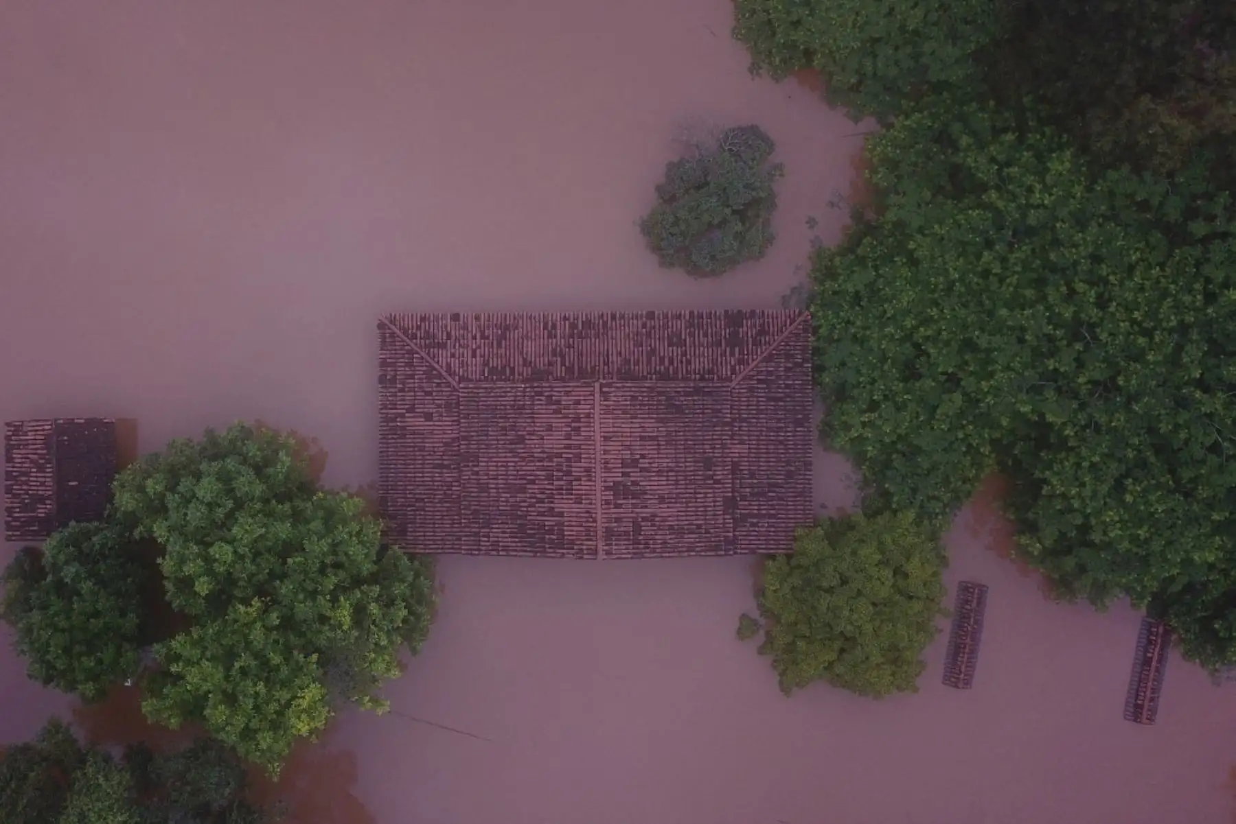 Vista aérea que muestra una inundación el 10 de enero de 2022 en el municipio brasileño de Juatuba, ubicado en el estado de Minas Gerais, luego de que cayeran lluvias extremadamente fuertes en los últimos días en el sureste de Brasil. Foto: AFP