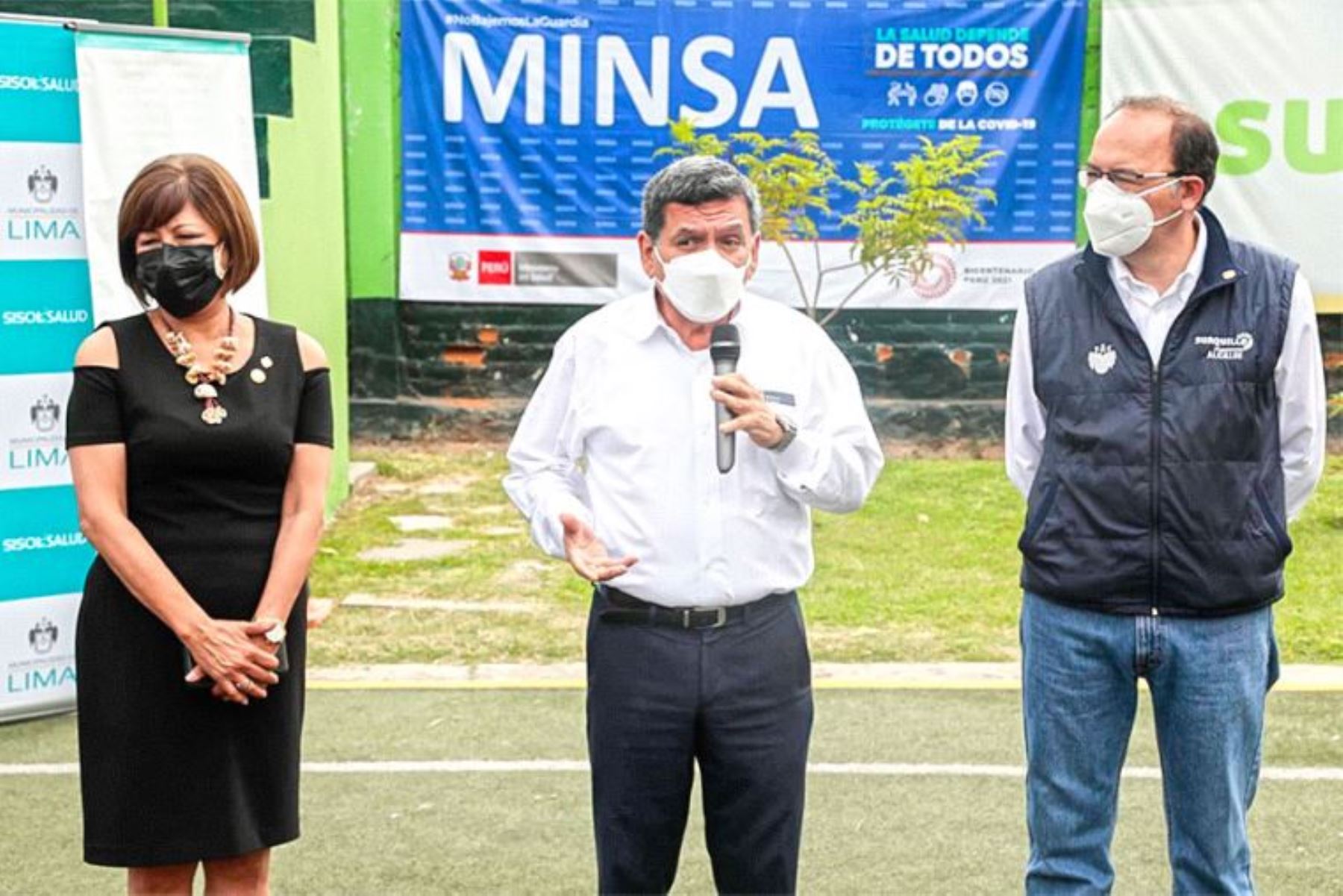 El ministro de Salud, Hernando Cevallos supervisó la implementación del punto de diagnóstico rápido de Covid-19 en el Estadio Municipal de Surquillo. Foto: ANDINA/Difusión.