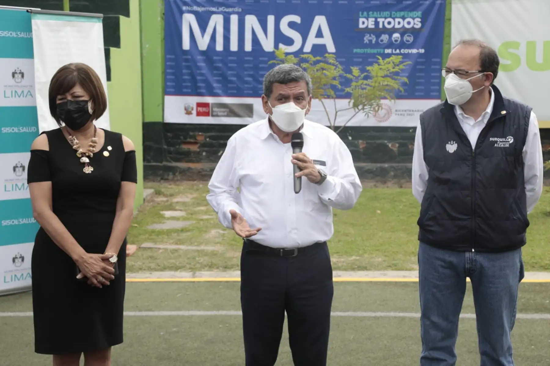 Con la finalidad de reforzar la atención ante la tercera ola, el ministro Hernando Cevallos supervisó la implementación del punto de diagnóstico rápido de covid-19 en el Estadio Municipal de Surquillo. Foto: Minsa