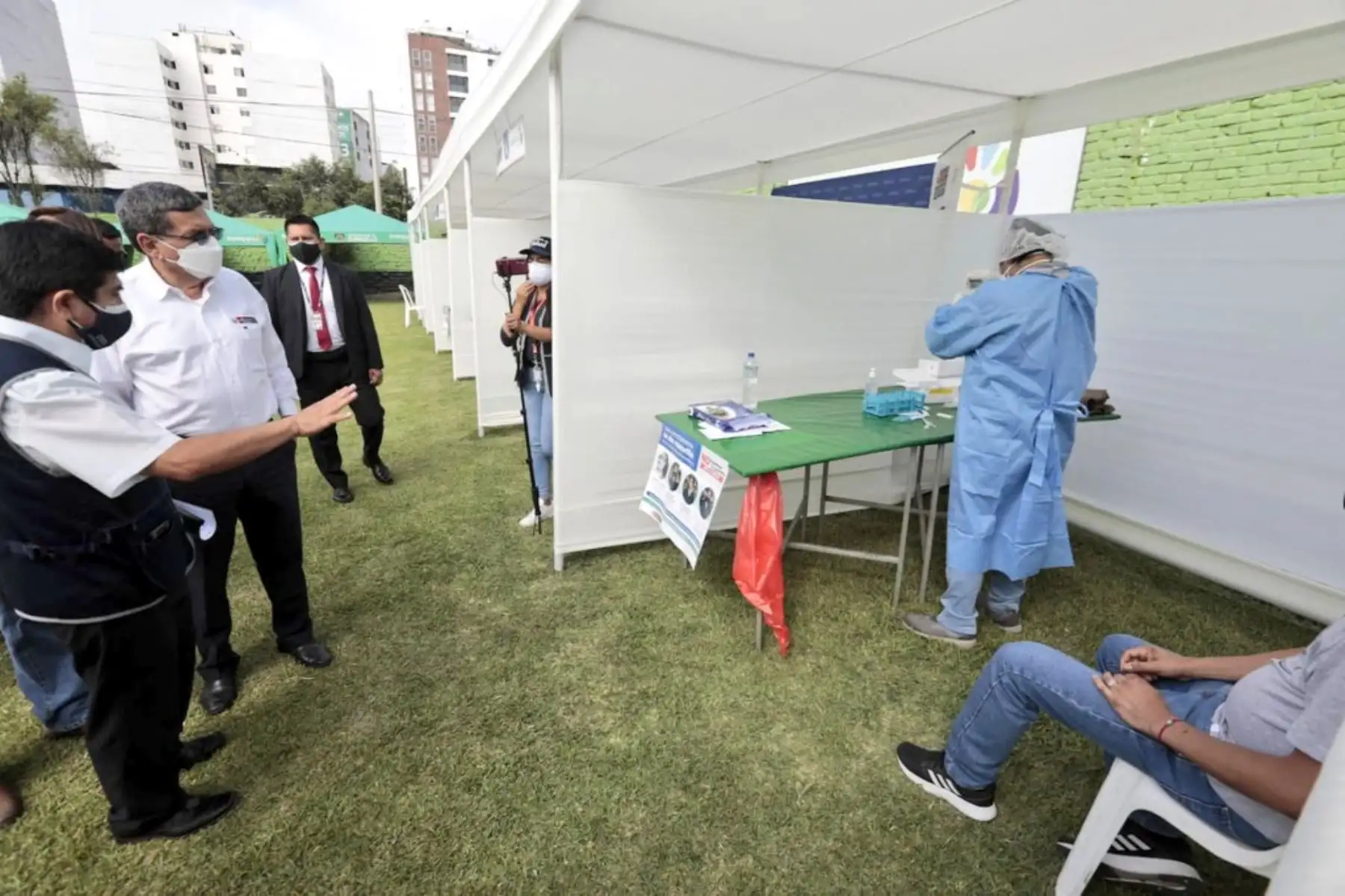 Con la finalidad de reforzar la atención ante la tercera ola, el ministro Hernando Cevallos supervisó la implementación del punto de diagnóstico rápido de covid-19 en el Estadio Municipal de Surquillo. Foto: Minsa