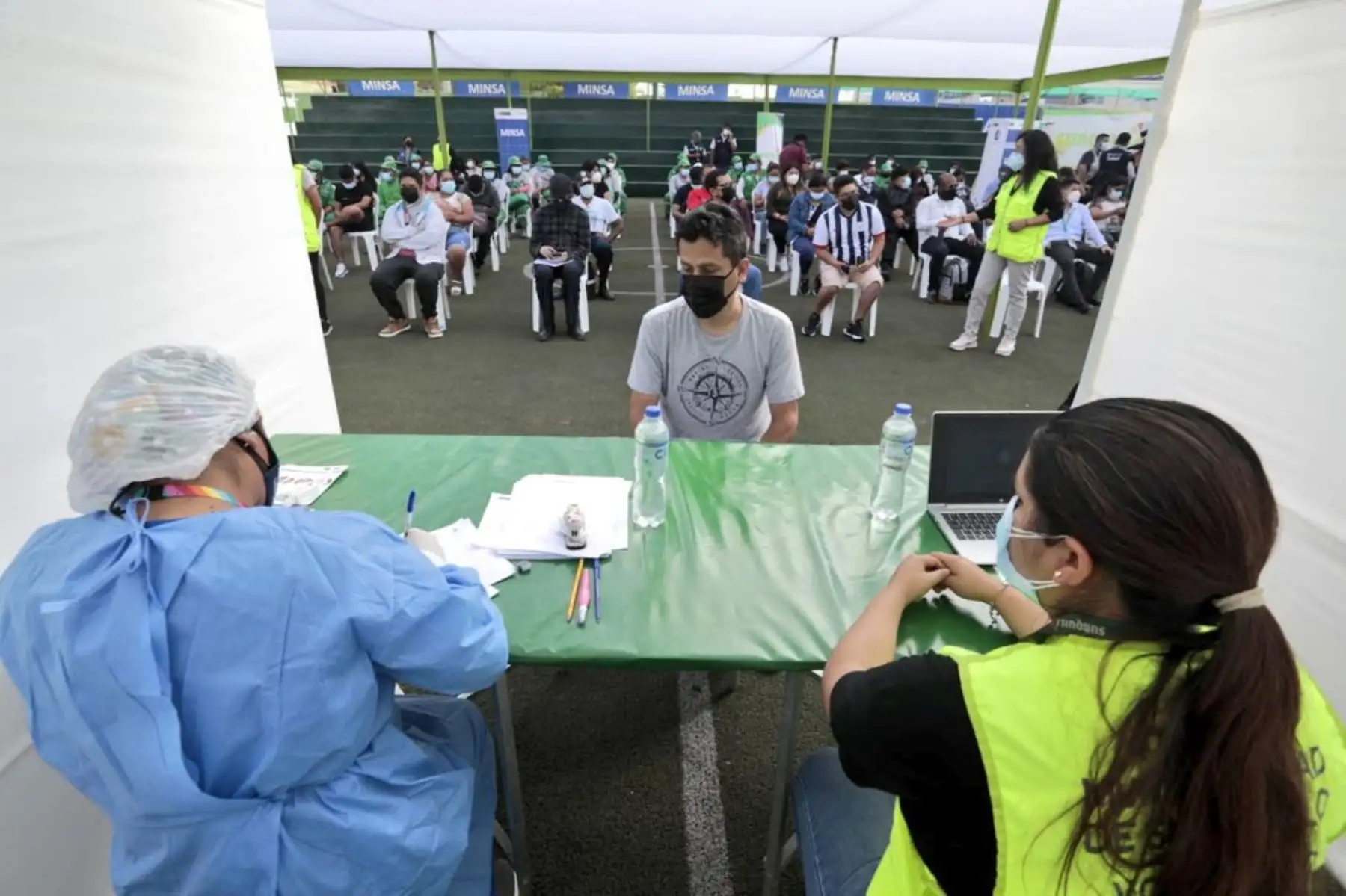 Con la finalidad de reforzar la atención ante la tercera ola, el ministro Hernando Cevallos supervisó la implementación del punto de diagnóstico rápido de covid-19 en el Estadio Municipal de Surquillo. Foto: Minsa