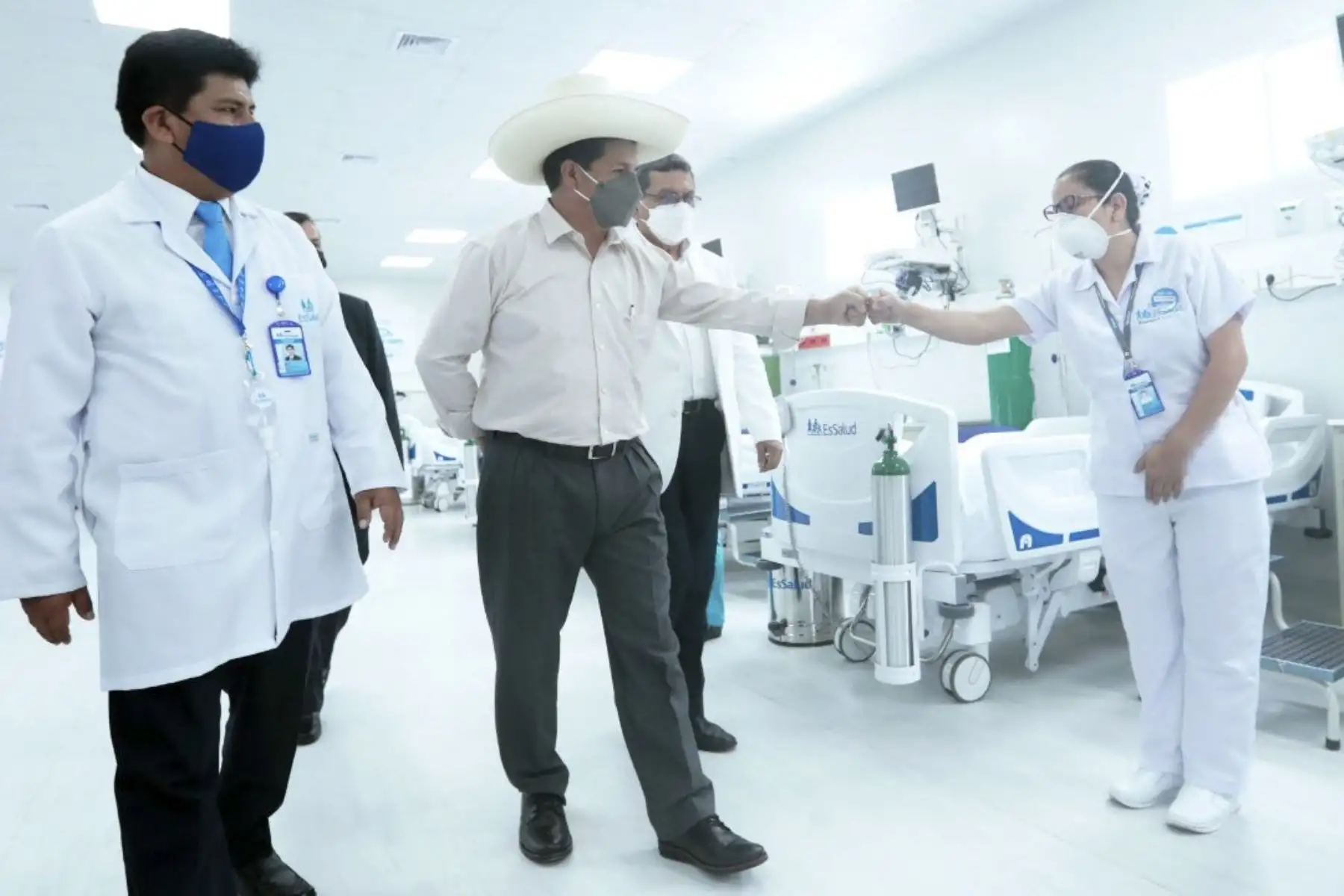 El presidente Pedro Castillo, preside la inauguración del Hospital Bicentenario Canta Callao de 
EsSalud, en San Martín de Porres. "Este moderno hospital es el primer paso que da EsSalud en materia de infraestructura, equipamiento y un aporte inicial frente a las brechas históricas en este sector", señaló el jefe de Estado. Foto: ANDINA/Prensa Presidencia