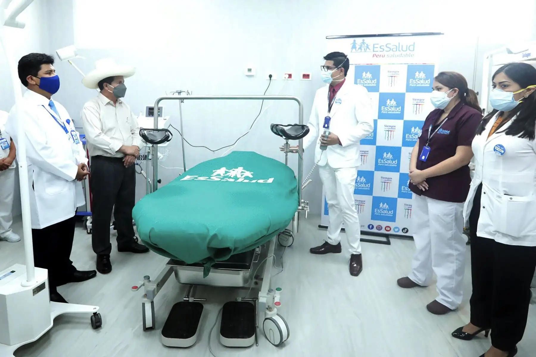 El presidente Pedro Castillo, preside la inauguración del Hospital Bicentenario Canta Callao de 
EsSalud, en San Martín de Porres. "Este moderno hospital es el primer paso que da EsSalud en materia de infraestructura, equipamiento y un aporte inicial frente a las brechas históricas en este sector", señaló el jefe de Estado. Foto: ANDINA/Prensa Presidencia