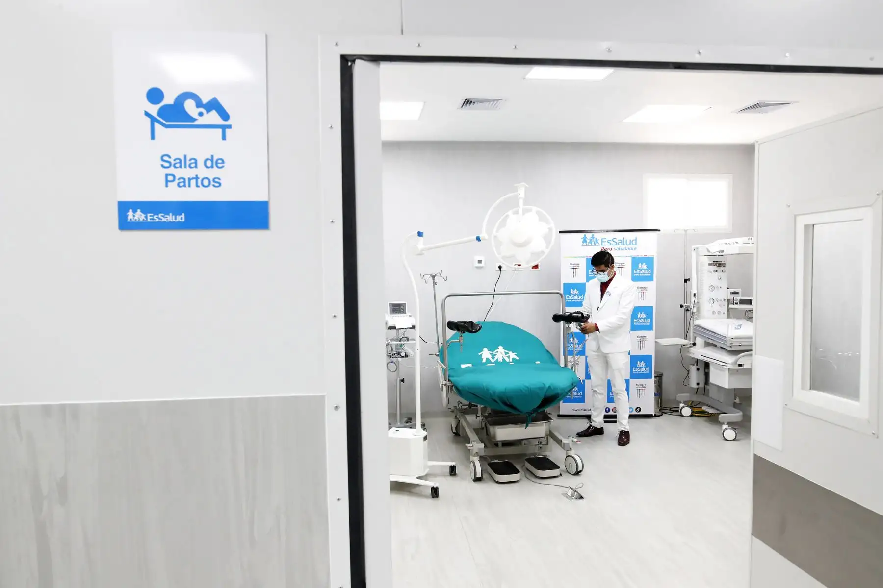 El presidente Pedro Castillo, preside la inauguración del Hospital Bicentenario Canta Callao de EsSalud, en San Martín de Porres. "Este moderno hospital es el primer paso que da EsSalud en materia de infraestructura, equipamiento y un aporte inicial frente a las brechas históricas en este sector", señaló el jefe de Estado. Foto: ANDINA/Prensa Presidencia