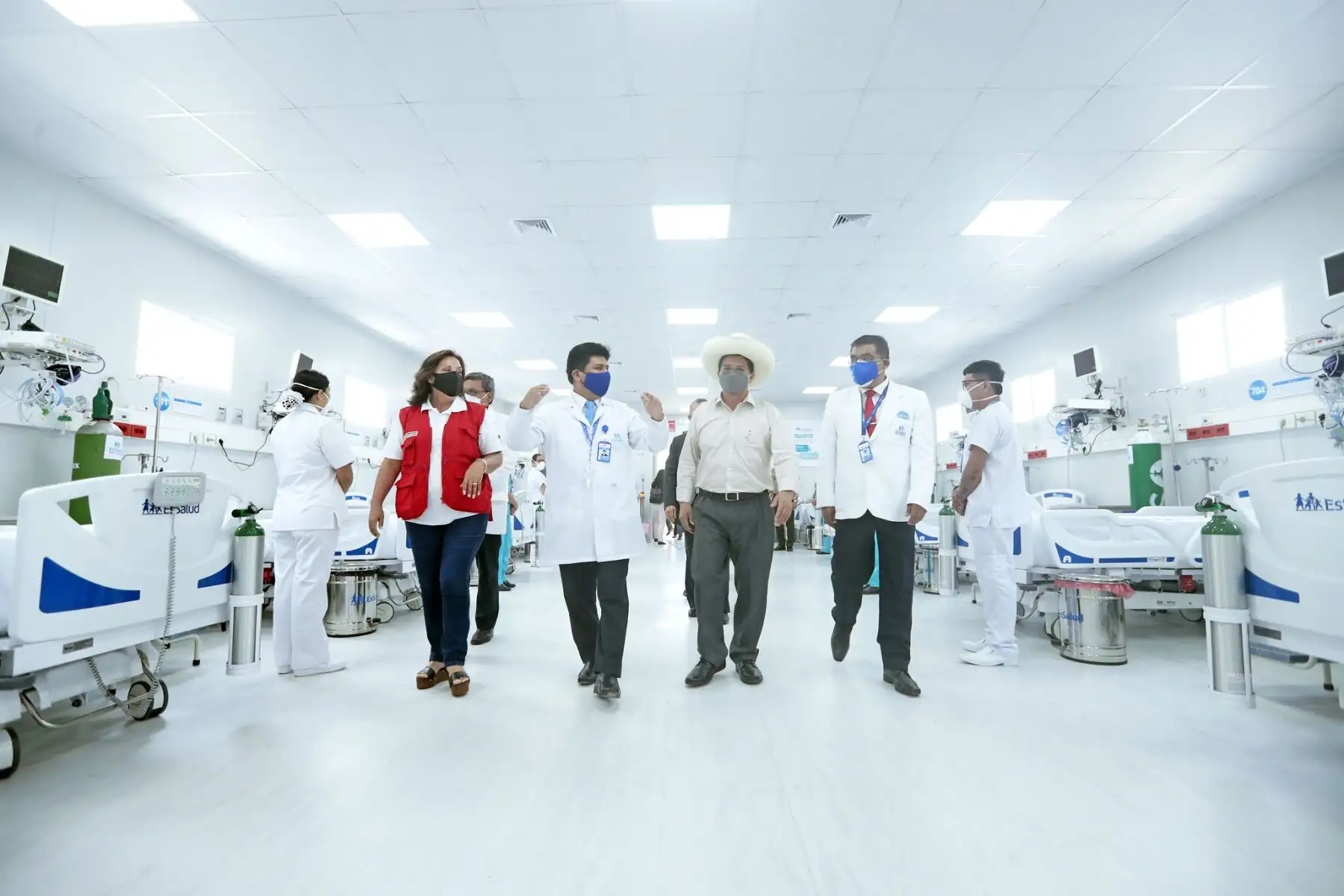 El presidente Pedro Castillo, preside la inauguración del Hospital Bicentenario Canta Callao de EsSalud, en San Martín de Porres. "Este moderno hospital es el primer paso que da EsSalud en materia de infraestructura, equipamiento y un aporte inicial frente a las brechas históricas en este sector", señaló el jefe de Estado. Foto: ANDINA/Prensa Presidencia