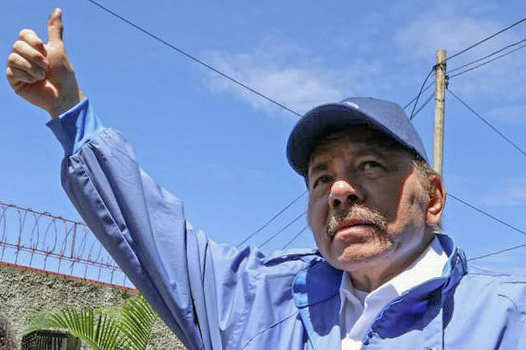 Imagen del folleto publicada por la Oficina de Prensa de la Presidencia de Nicaragua del presidente y candidato presidencial de Nicaragua, Daniel Ortega, levantando el pulgar después de emitir su voto durante las elecciones generales en Managua, Nicaragua, el 7 de noviembre del 2021. Foto: AFP