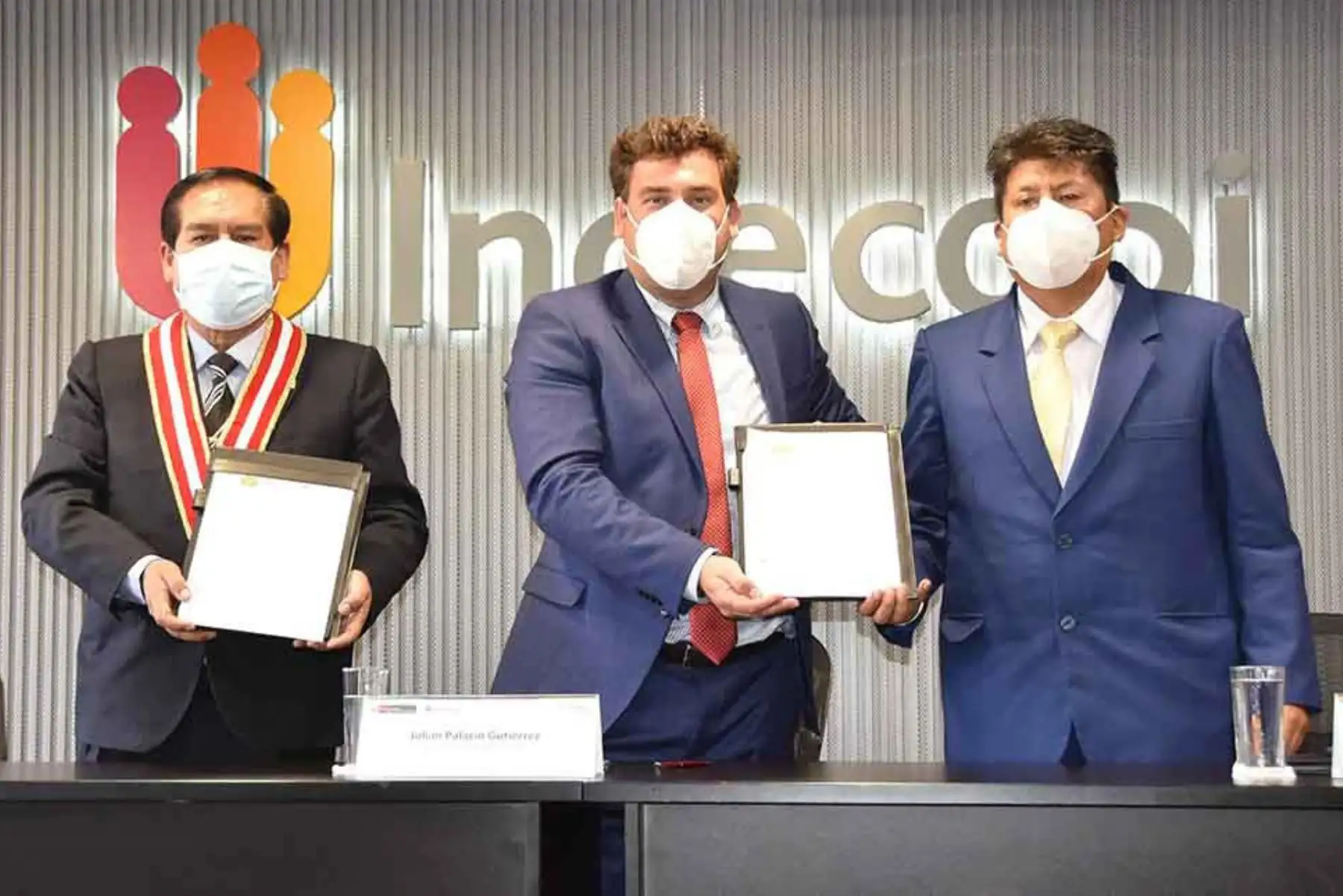 En la ceremonia estuvieron (de izquierda a derecha) el rector de la Universidad Nacional del Centro del Perú, Amador Vilcatoma; el presidente ejecutivo del Indecopi, Julián Palacín Gutiérrez, y el congresista Waldemar Cerrón. Foto: ANDINA/Indecopi