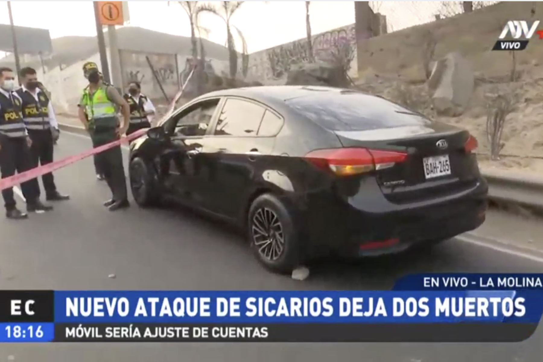Doble crimen se produjo en el interior de un vehículo que se desplazaba por el cerro Centinela, que une los distritos de La Molina y Surco. Foto: Captura TV