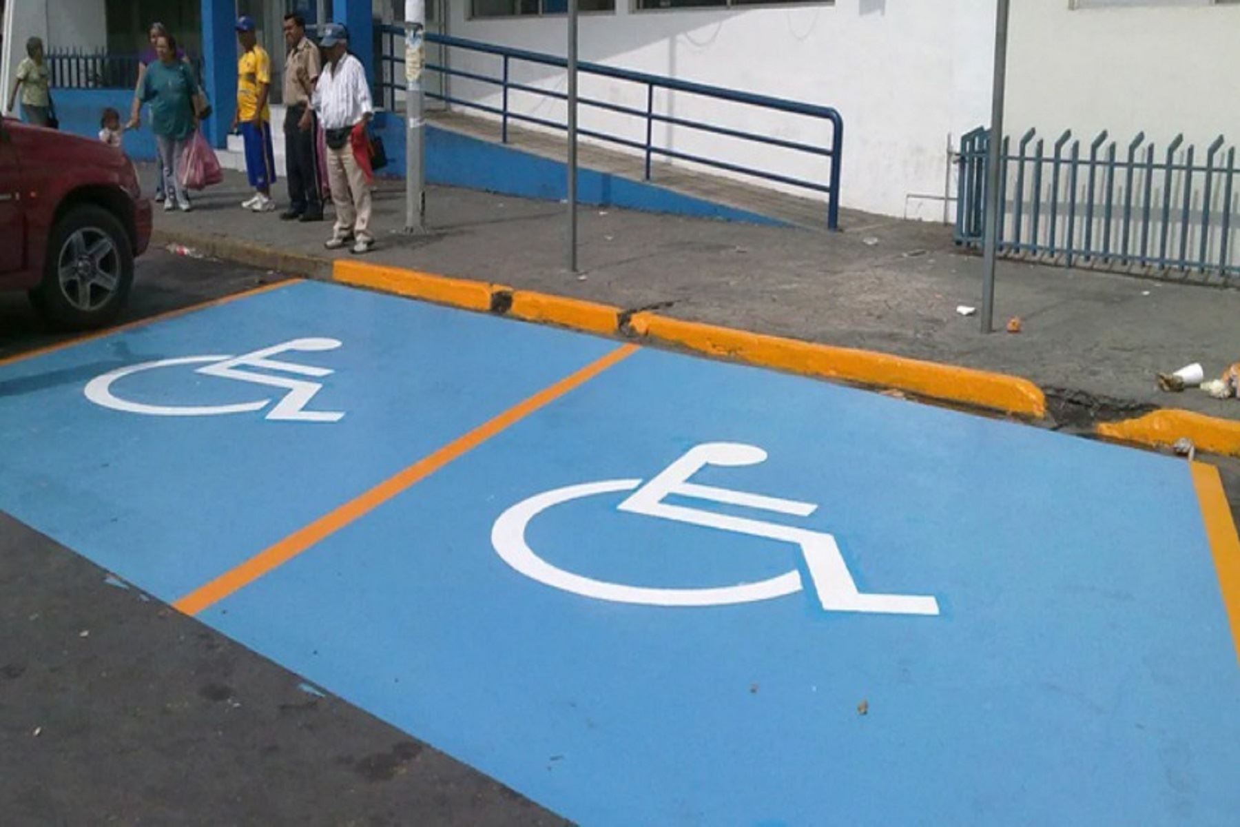 Espacios en estacionamientos para personas con discapacidad.