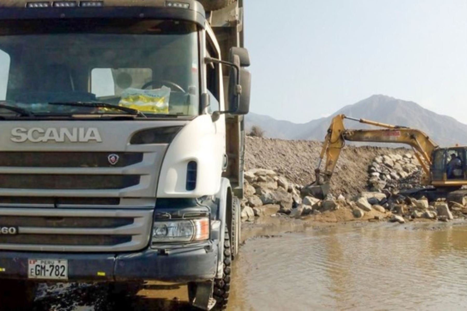 Ministerio de Vivienda, Construcción y Saneamiento continúa los trabajos de reforzamiento de dique en río Chicama en la provincia de Contumazá.