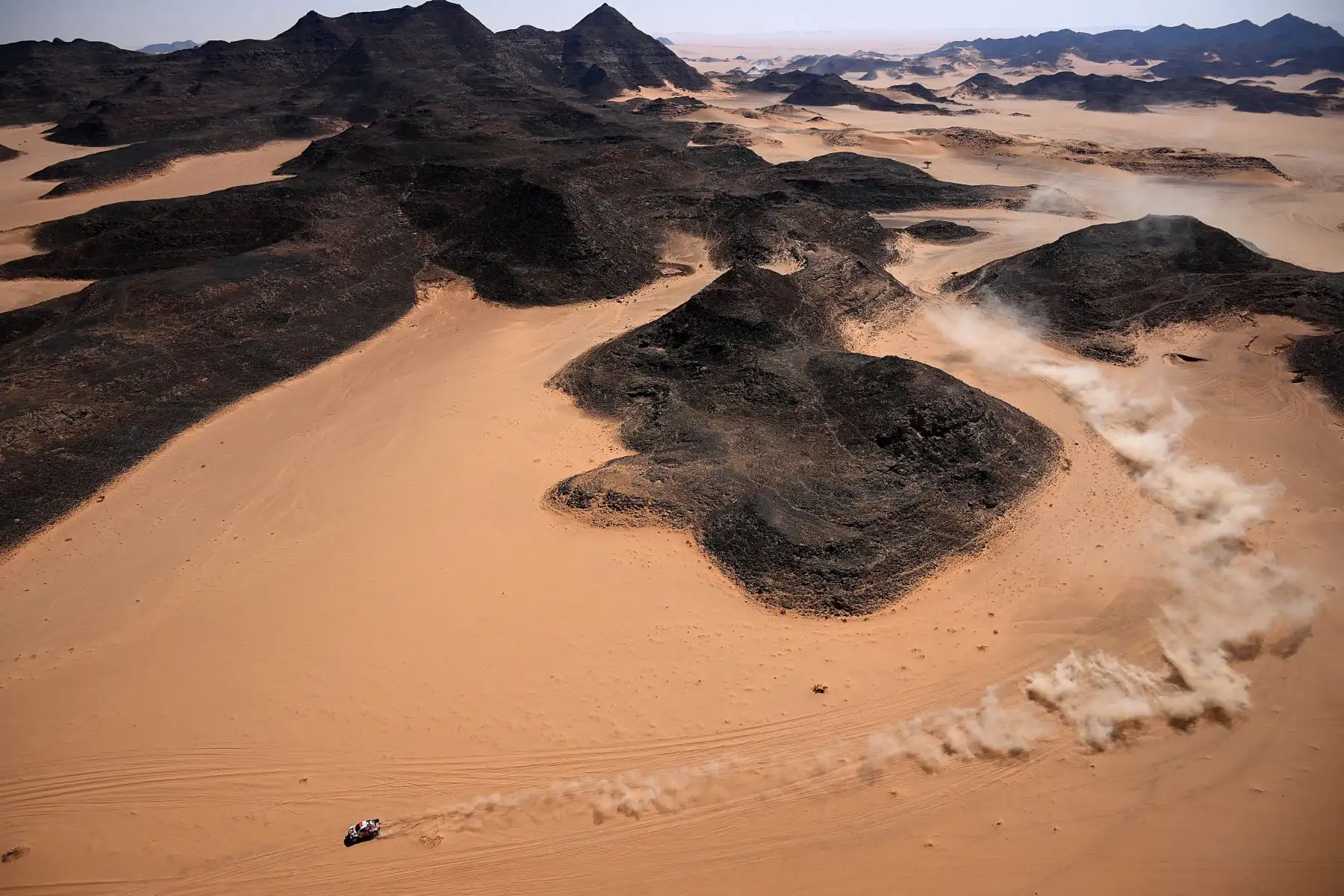 El piloto de Toyota Nasser Al-Attiyah y su copiloto Mathieu Baumel compiten durante la Etapa 9 del Dakar 2022 alrededor de Wadi Ad Dawasir en Arabia Saudita.
Foto: AFP