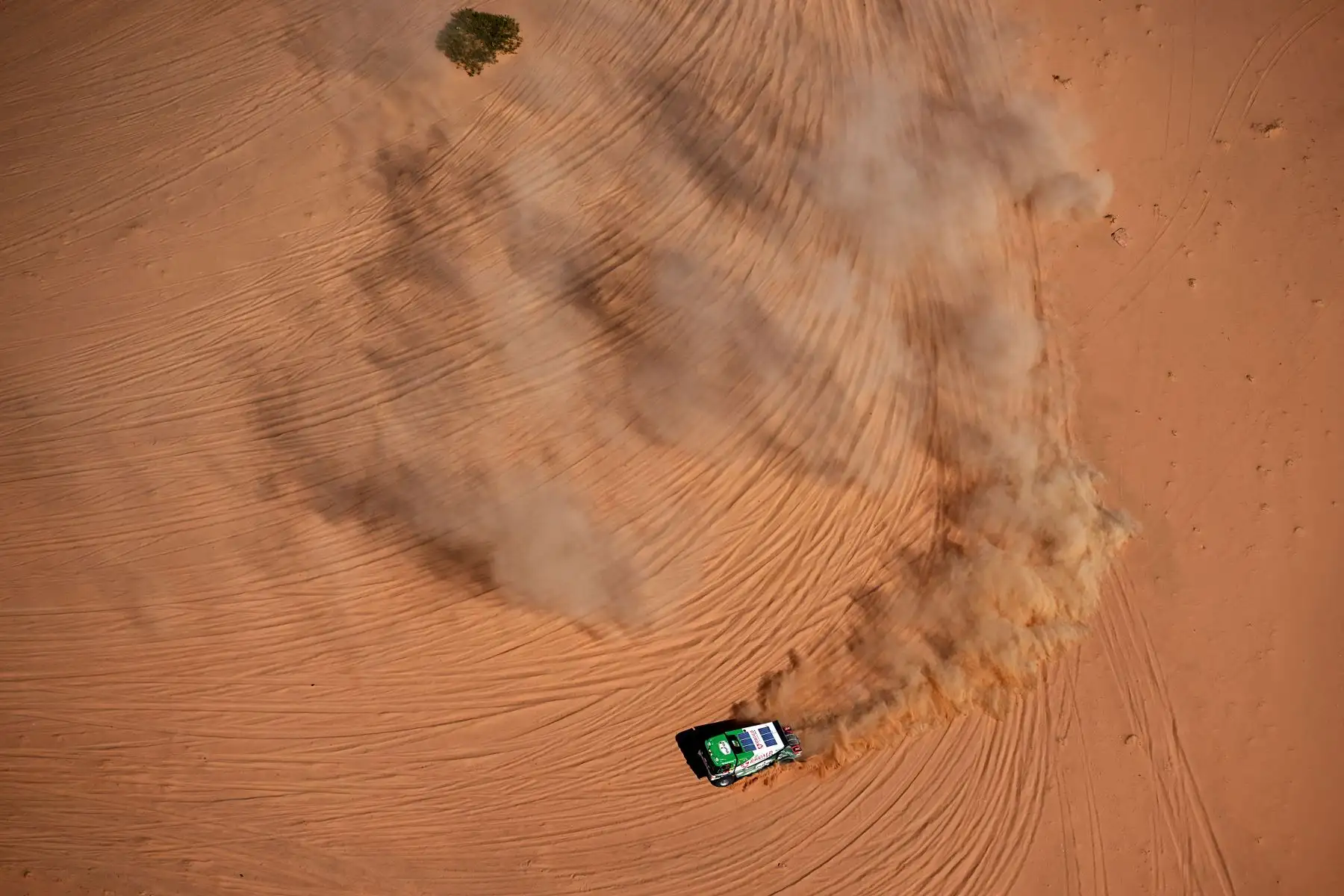 El camionero holandés Gert Huzink y los copilotos Rob Buursen y Martin Roesink compiten durante la Etapa 9 del Dakar 2022 alrededor de Wadi Ad Dawasir en Arabia Saudita. Foto:AFP
