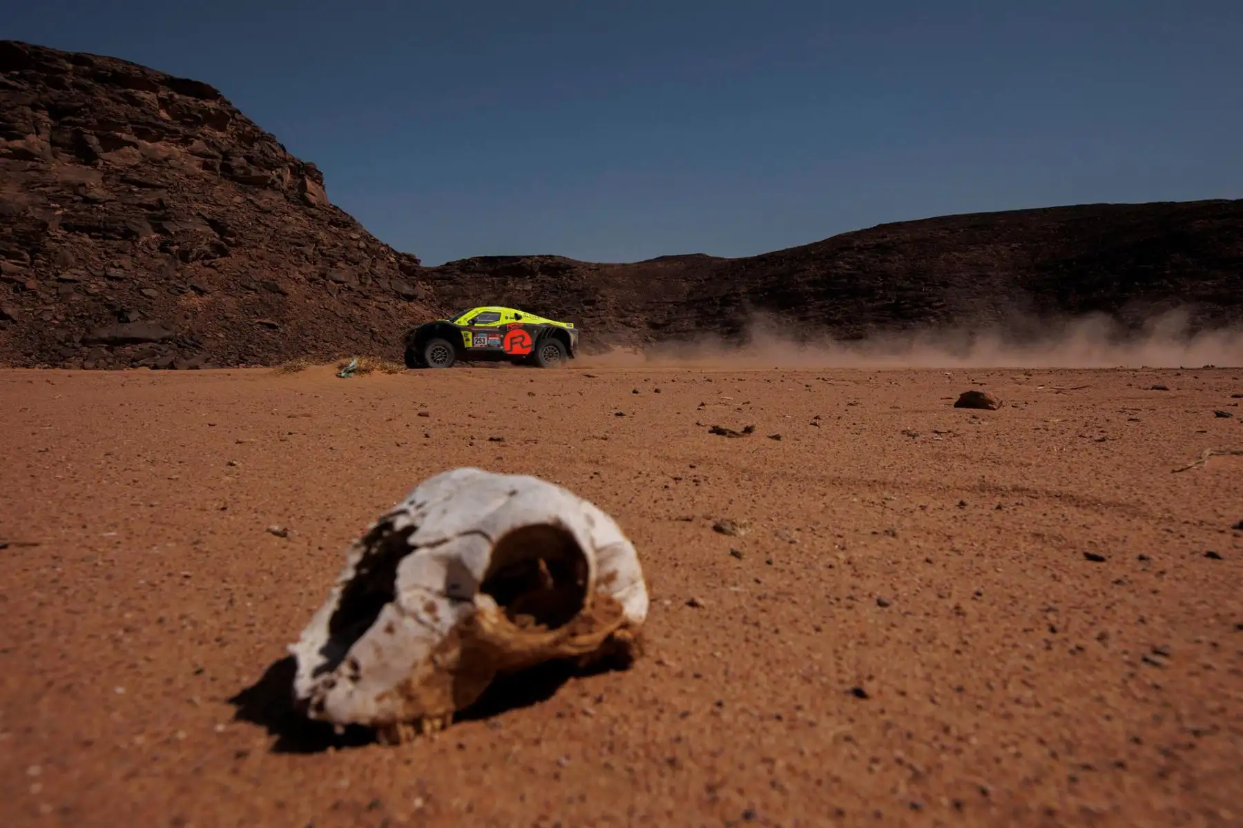 El piloto Mark Corbett y su copiloto Rodney Burke durante la novena etapa del Rally Dakar  en Wadi Ad Dawasiri. Foto: EFE