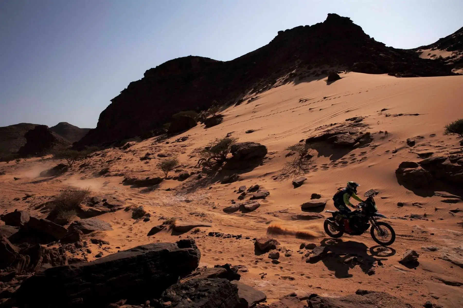 El piloto portugués Rui Gonçalves durante la novena etapa del Rally Dakar en Wadi Ad Dawasiri. Foto: EFE