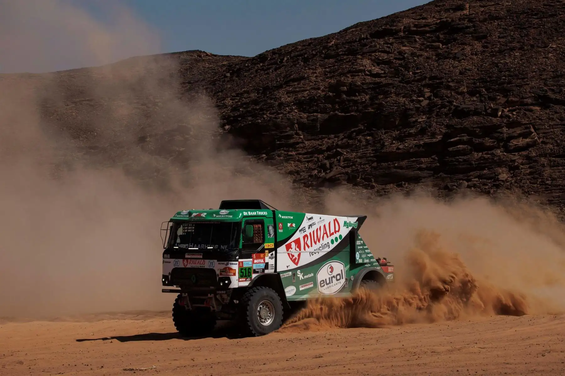 El piloto Ger Huzink, su copiloto Rob Buursen y su mecánico Martin Roesink durante la novena etapa del Rally Dakar. Foto: EFE