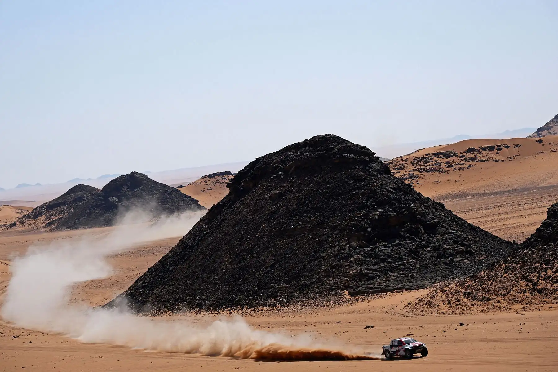 El piloto de Toyota South Arfican Henk Lategan y su copiloto Brett Cummings compiten durante la Etapa 9 del Dakar 2022 alrededor de Wadi Ad Dawasir en Arabia Saudita.
Foto: AFP