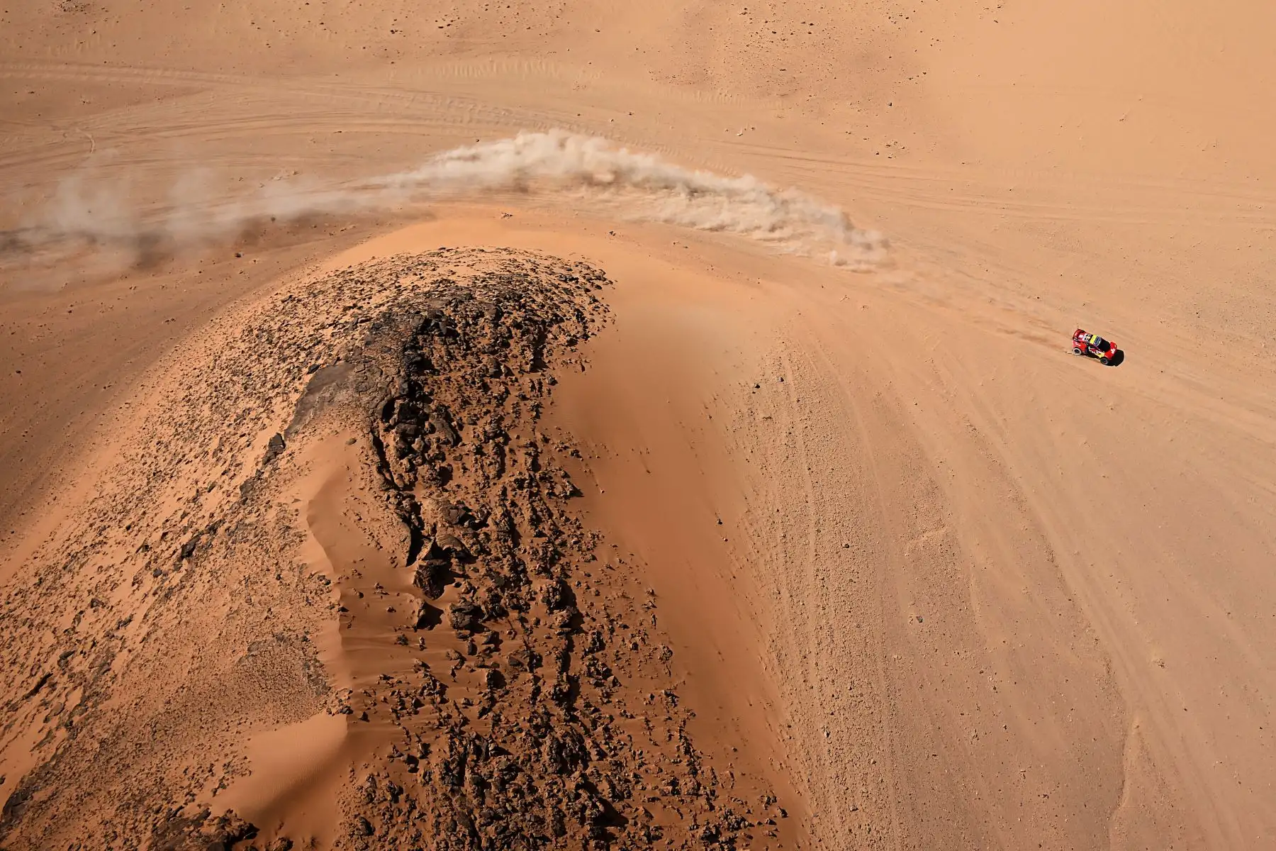 El piloto francés Sebastien Loeb y su copiloto Fabian Lurquin compiten durante la Etapa 9 del Dakar 2022 alrededor de Wadi Ad Dawasir en Arabia Saudita.
Foto: AFP
