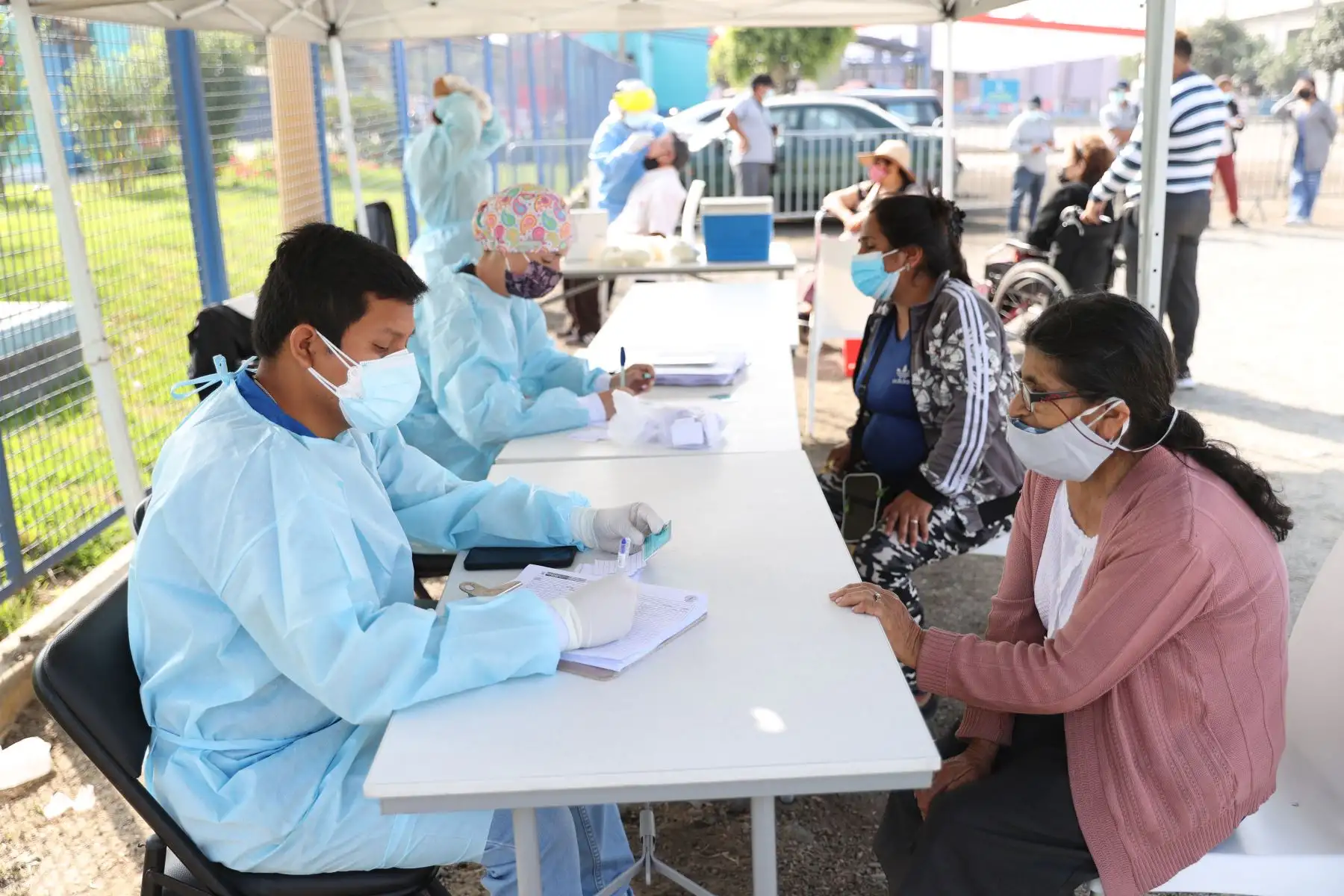 Vacunación y pruebas de descarte contra la Covid-19 en el parque zonal Huiracocha de San Juan de Lurigancho
Foto:ANDINA/Jhonel Rodriguez Robles