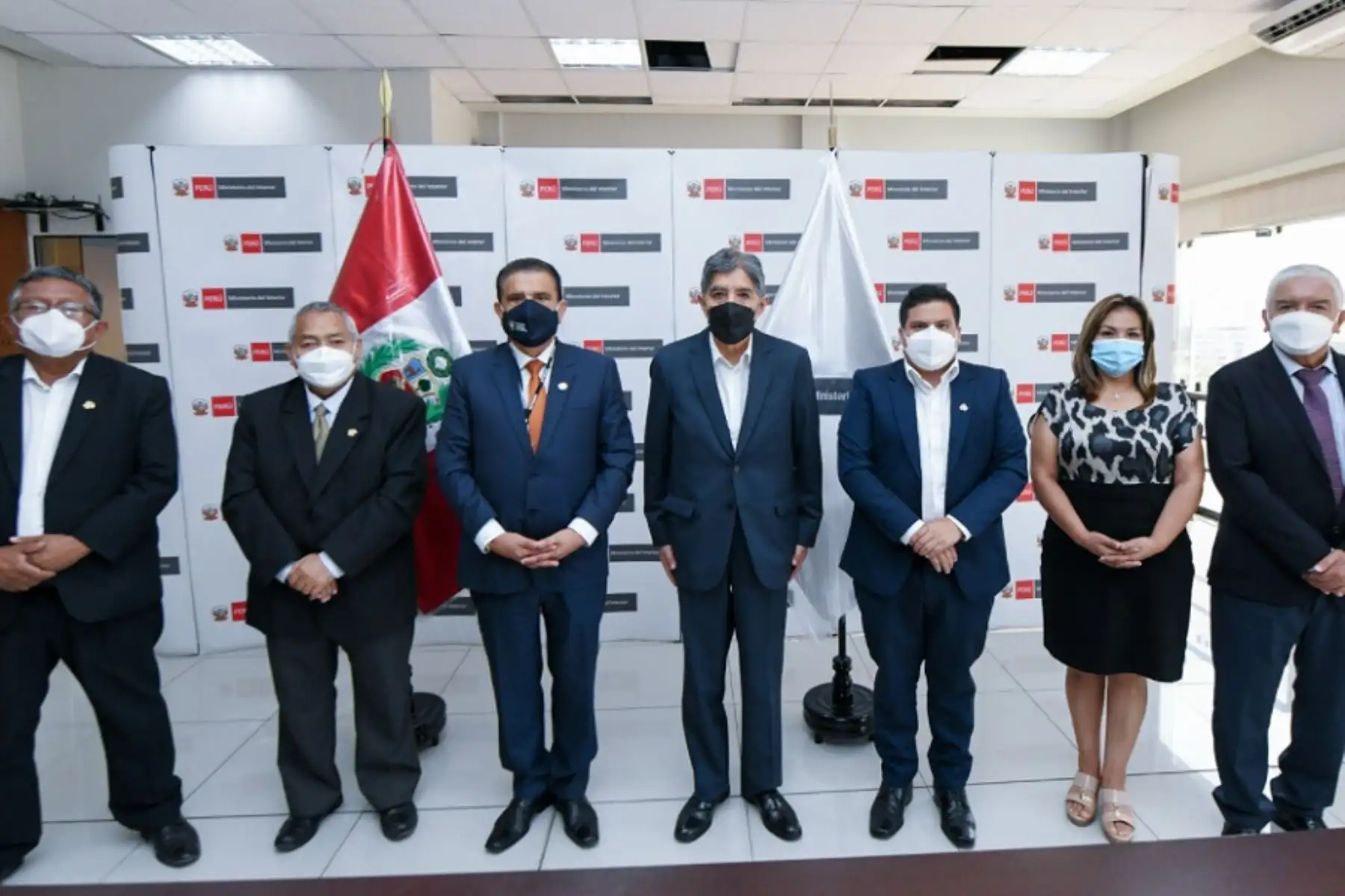 El ministro del Interior, Avelino Guillén, coordinó hoy con autoridades de La Libertad la adopción de acciones concretas para reforzar la seguridad ciudadana en esta región, mediante un trabajo articulado y especializado, mayor logística y más presencia policial.