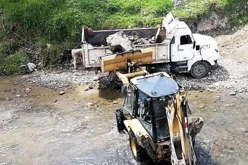 Los trabajos de limpieza se ejecutaron el fin de semana en dos puntos específicos del río Mashcón, donde la población descarga desmonte y residuos sólidos. Foto: ANDINA/Difusión.