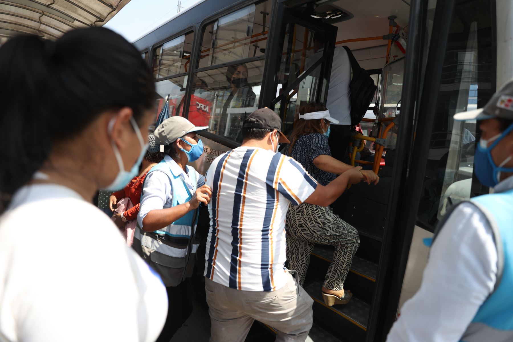 A través de su “Brigada del distanciamiento”, la entidad promueve en varios paraderos de Lima y Callao el cumplimiento de los protocolos sanitarios contra el covid-19. ATU. Foto: ANDINA/Jhonel Rodríguez Robles