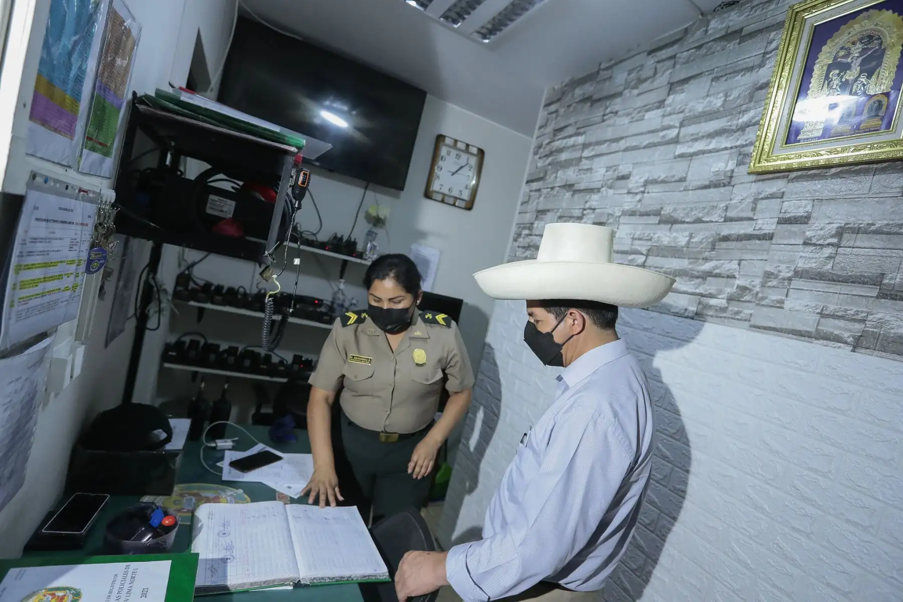 Presidente de la República, Pedro Castillo, realizó una visita inopinada a las comisarías de La Perla, Ciudad del Pescador, Barboncito, San Martin de Porres y Alfonso Ugarte. Foto: ANDINA/ Prensa Presidencia