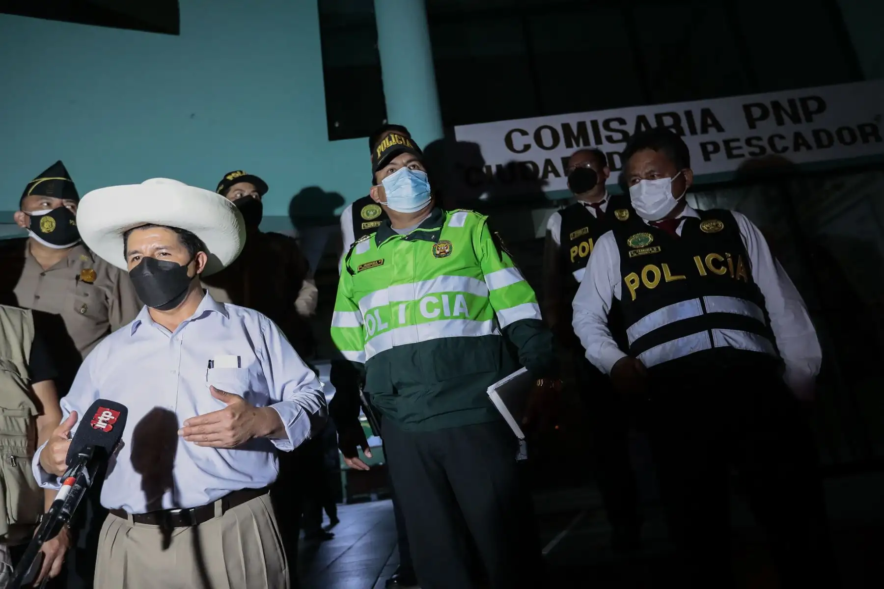 Presidente de la República, Pedro Castillo, realizó una visita inopinada a las comisarías de La Perla, Ciudad del Pescador, Barboncito, San Martin de Porres y Alfonso Ugarte. Foto: ANDINA/ Prensa Presidencia