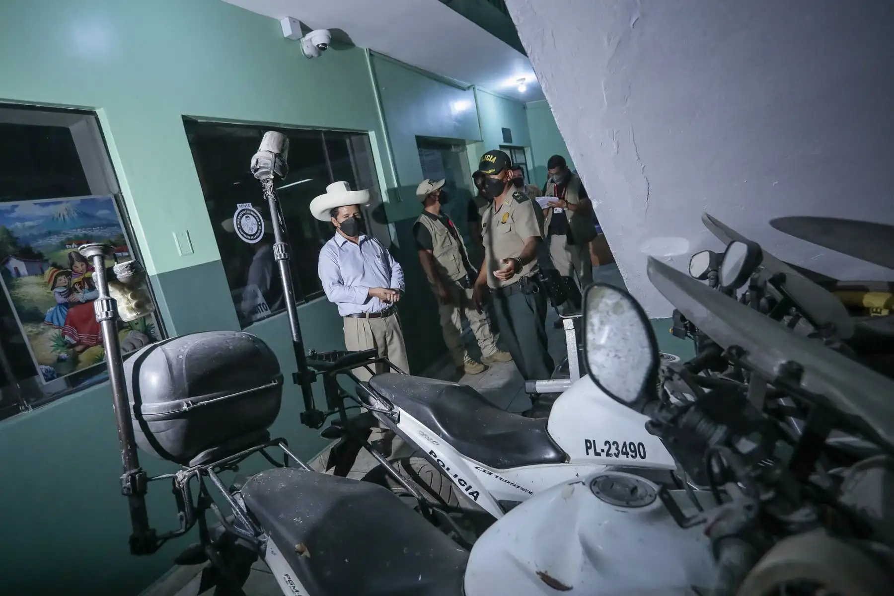 Presidente de la República, Pedro Castillo, realizó una visita inopinada a las comisarías de La Perla, Ciudad del Pescador, Barboncito, San Martin de Porres y Alfonso Ugarte. Foto: ANDINA/ Prensa Presidencia