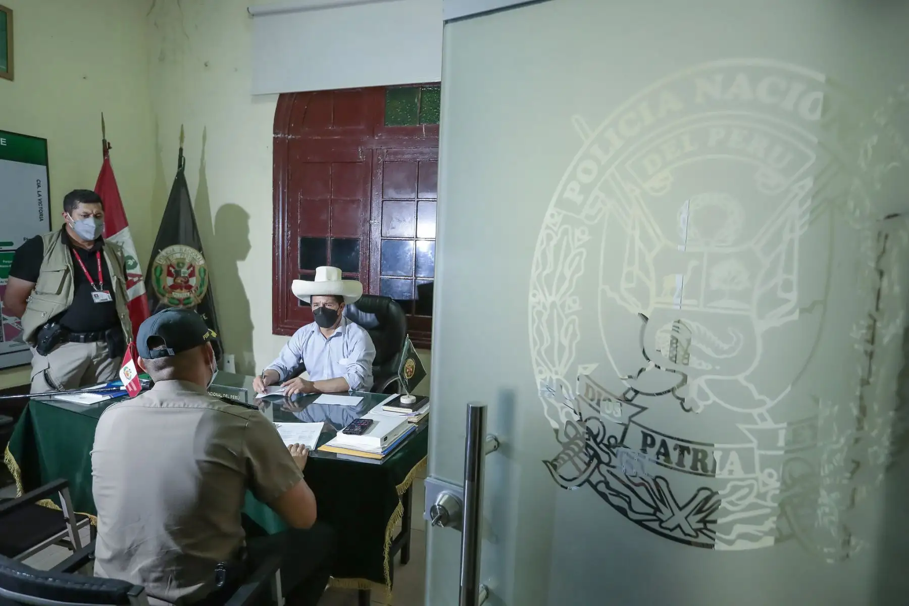 Presidente de la República, Pedro Castillo, realizó una visita inopinada a las comisarías de La Perla, Ciudad del Pescador, Barboncito, San Martin de Porres y Alfonso Ugarte. Foto: ANDINA/ Prensa Presidencia