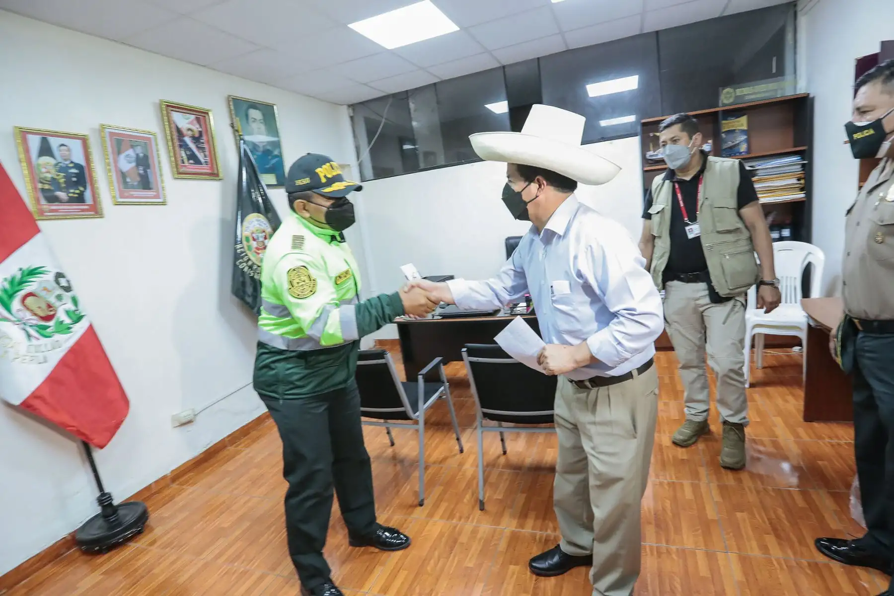 Presidente de la República, Pedro Castillo, realizó una visita inopinada a las comisarías de La Perla, Ciudad del Pescador, Barboncito, San Martin de Porres y Alfonso Ugarte. Foto: ANDINA/ Prensa Presidencia