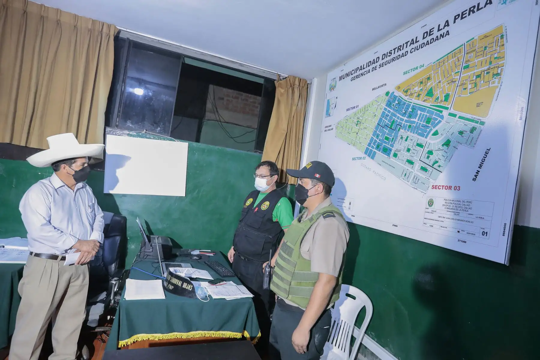 Presidente de la República, Pedro Castillo, realizó una visita inopinada a las comisarías de La Perla, Ciudad del Pescador, Barboncito, San Martin de Porres y Alfonso Ugarte. Foto: ANDINA/ Prensa Presidencia