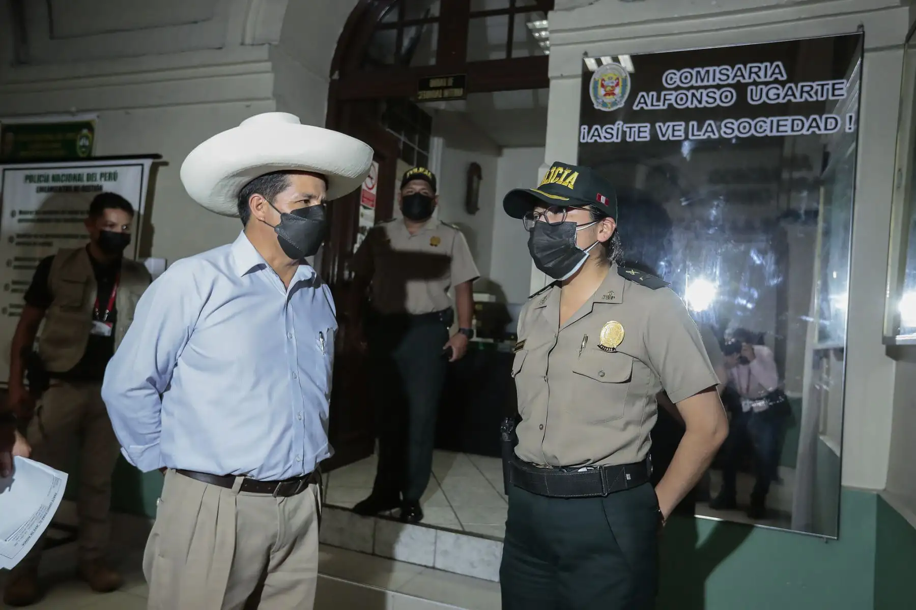 Presidente de la República, Pedro Castillo, realizó una visita inopinada a las comisarías de La Perla, Ciudad del Pescador, Barboncito, San Martin de Porres y Alfonso Ugarte. Foto: ANDINA/ Prensa Presidencia