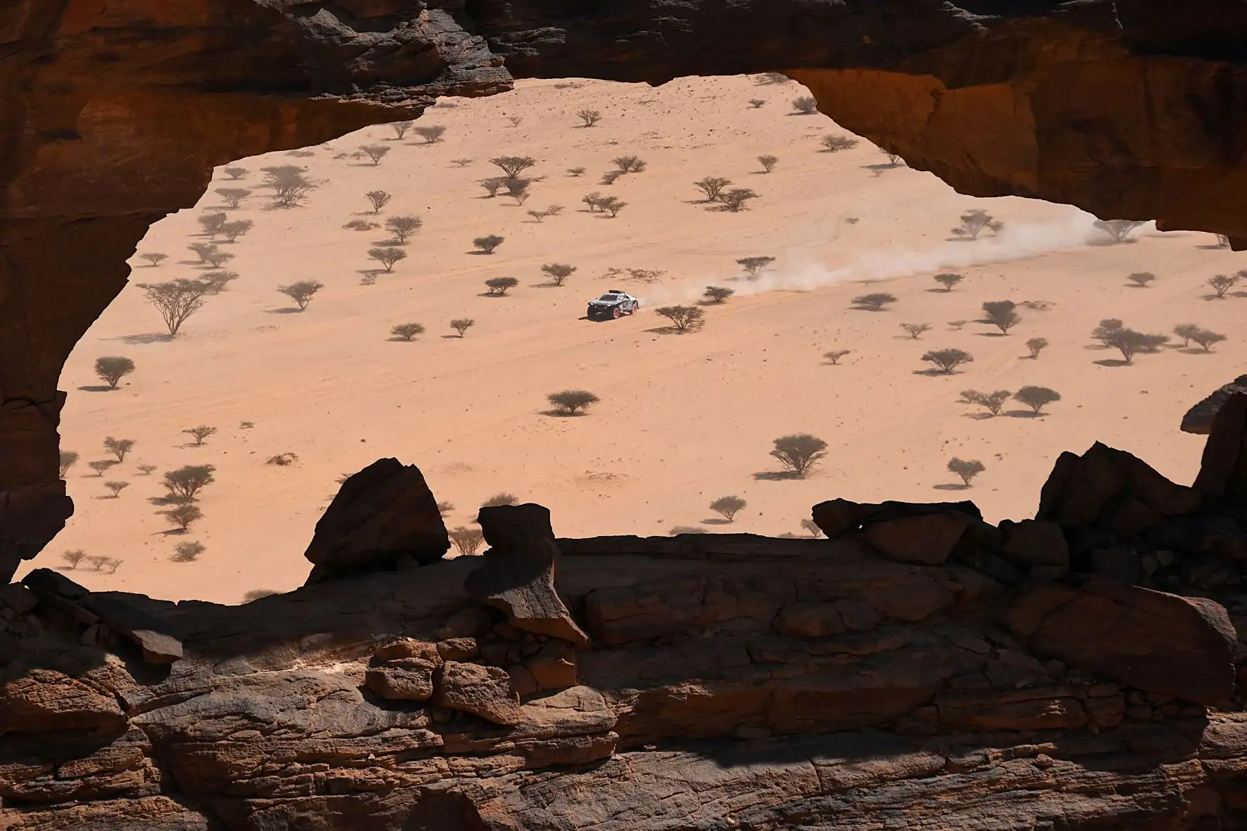 El piloto francés de Audi electric Stephane Peterhansel y su copiloto Edouard Boulanger de Francia compiten durante la Etapa 10 del Rally Dakar 2022 entre Wadi Ad Dawasir y Bisha en Arabia Saudita. 
Foto: AFP