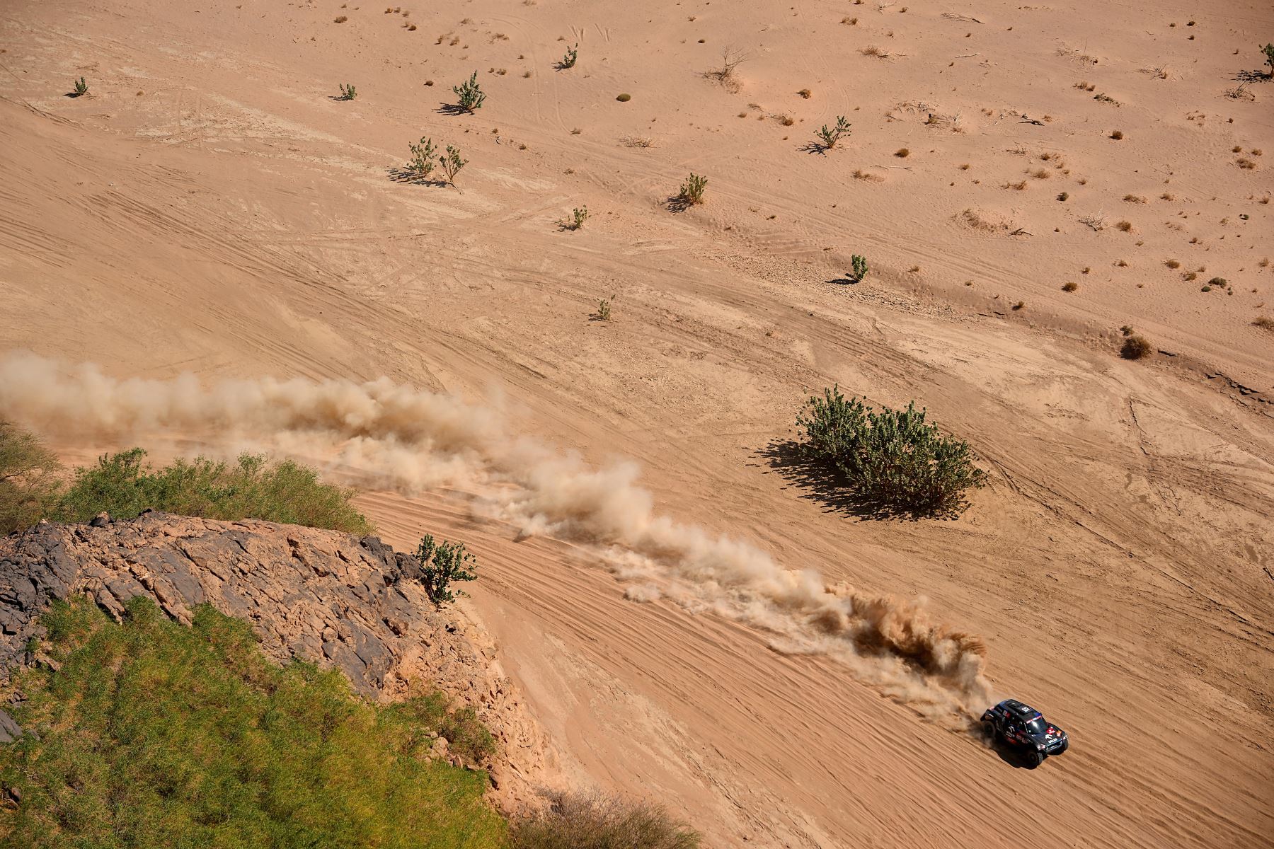 El piloto de Mini, Jakub Przygonski, de Polonia, y su copiloto, Timo Gottschalk, de Alemania, compiten durante la Etapa 10 del Rally Dakar 2022 entre Wadi Ad Dawasir y Bisha en Arabia Saudita.
Foto: AFP