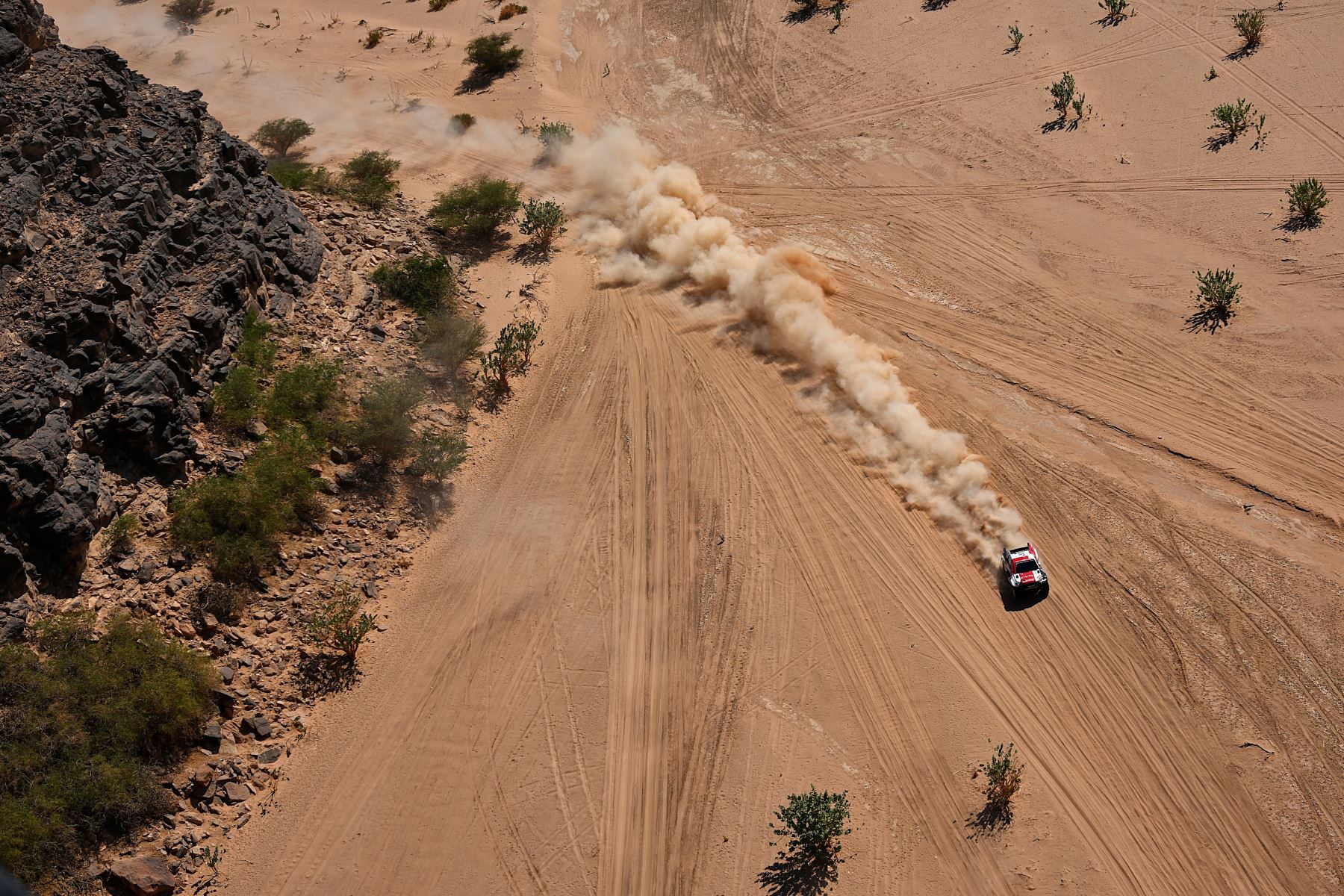 El piloto sudafricano de Toyota Henk Lategan y el copiloto Brett Cummings de Sudáfrica compiten durante la Etapa 10 del Rally Dakar 2022 entre Wadi Ad Dawasir y Bisha en Arabia Saudita.
Foto: AFP