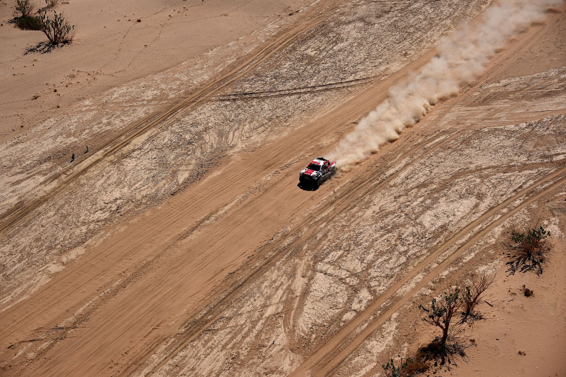 El piloto de Toyota Giniel De Villiers de Sudáfrica y su copiloto Dennis Murphy de Sudáfrica compiten durante la Etapa 10 del Rally Dakar 2022 entre Wadi Ad Dawasir y Bisha en Arabia Saudita.
Foto: AFP