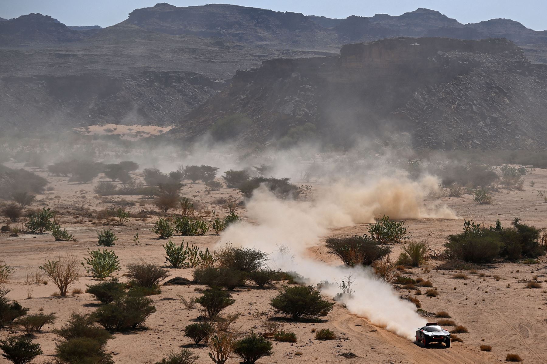 El piloto francés de Audi, Stephane Peterhansel, y su copiloto, Edouard Boulanger, de Francia, compiten en su Audi eléctrico durante la Etapa 10 del Rally Dakar 2022 entre Wadi Ad Dawasir y Bisha en Arabia Saudita. 
Foto: AFP