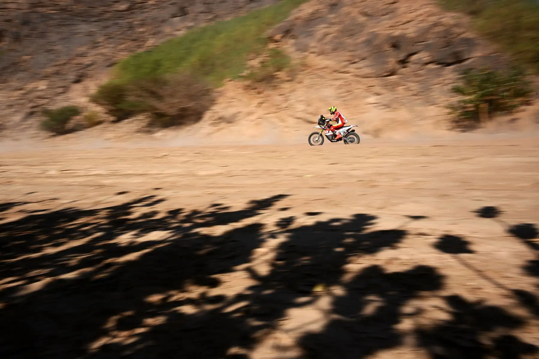 El francés Jean Loup Lepan compite durante la Etapa 10 del Rally Dakar 2022 entre Wadi Ad Dawasir y Bisha en Arabia Saudita.
Foto: AFP